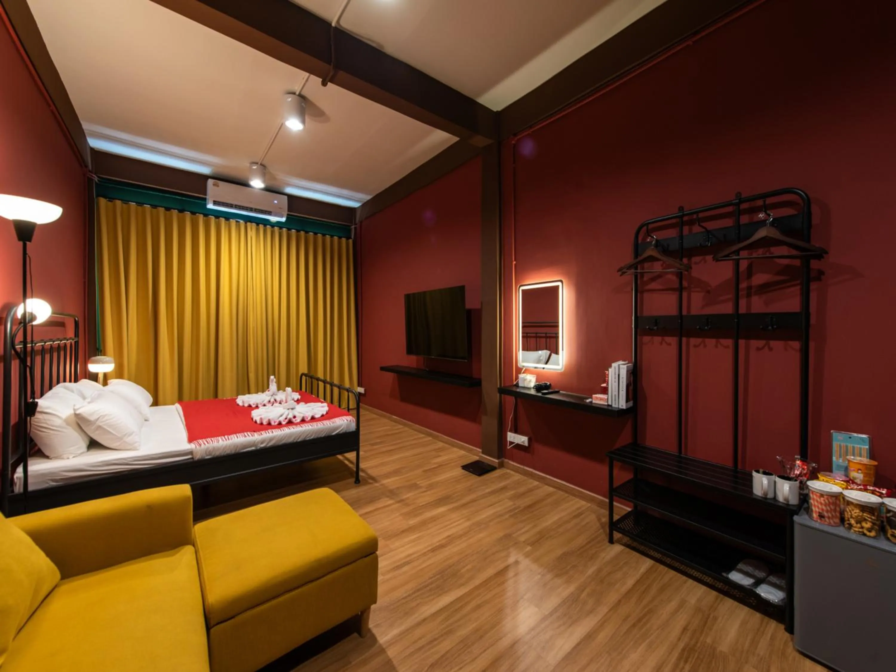 Photo of the whole room, Bed in The City Yaowarat Hotel