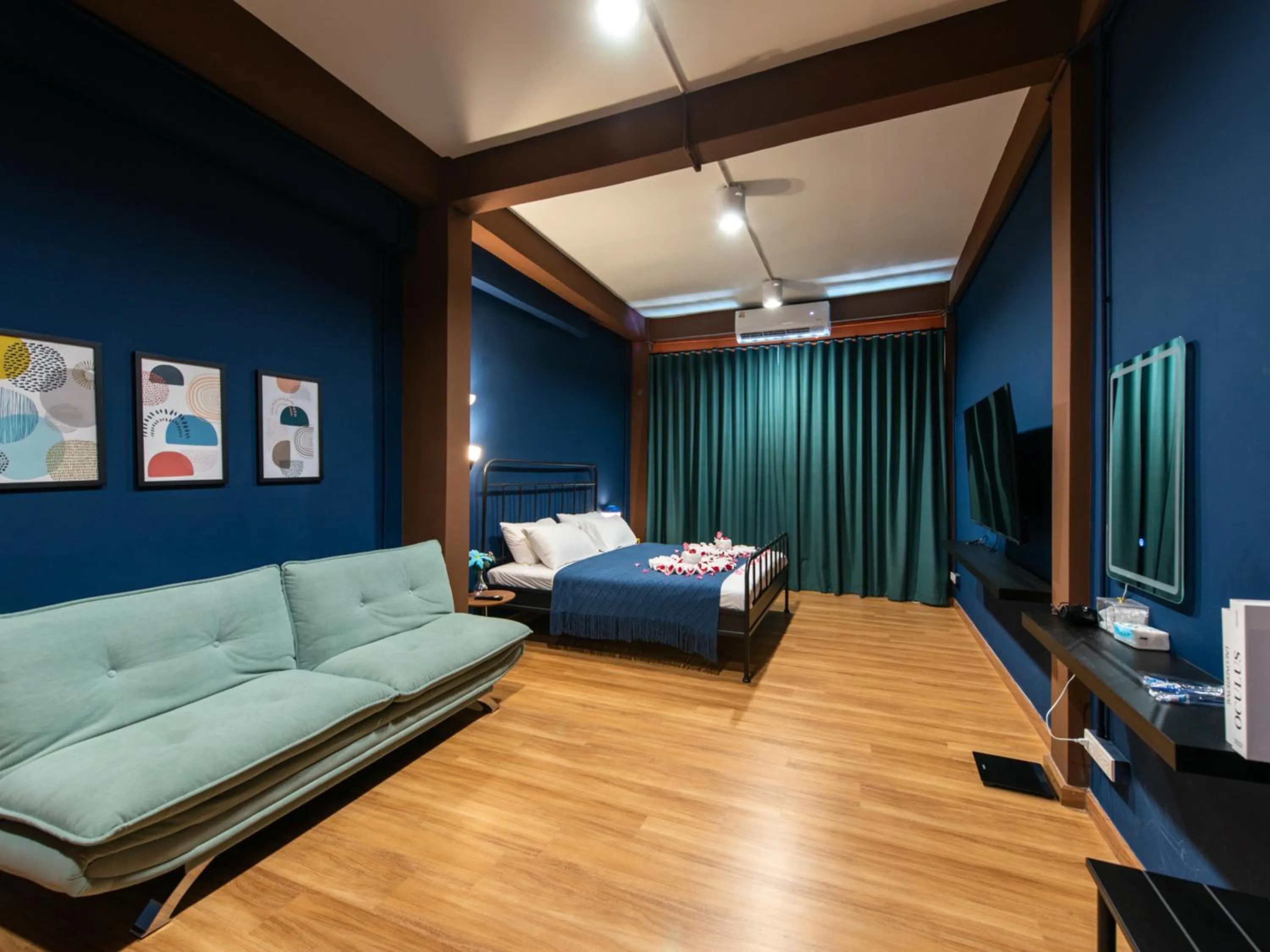 Photo of the whole room, Bed in The City Yaowarat Hotel