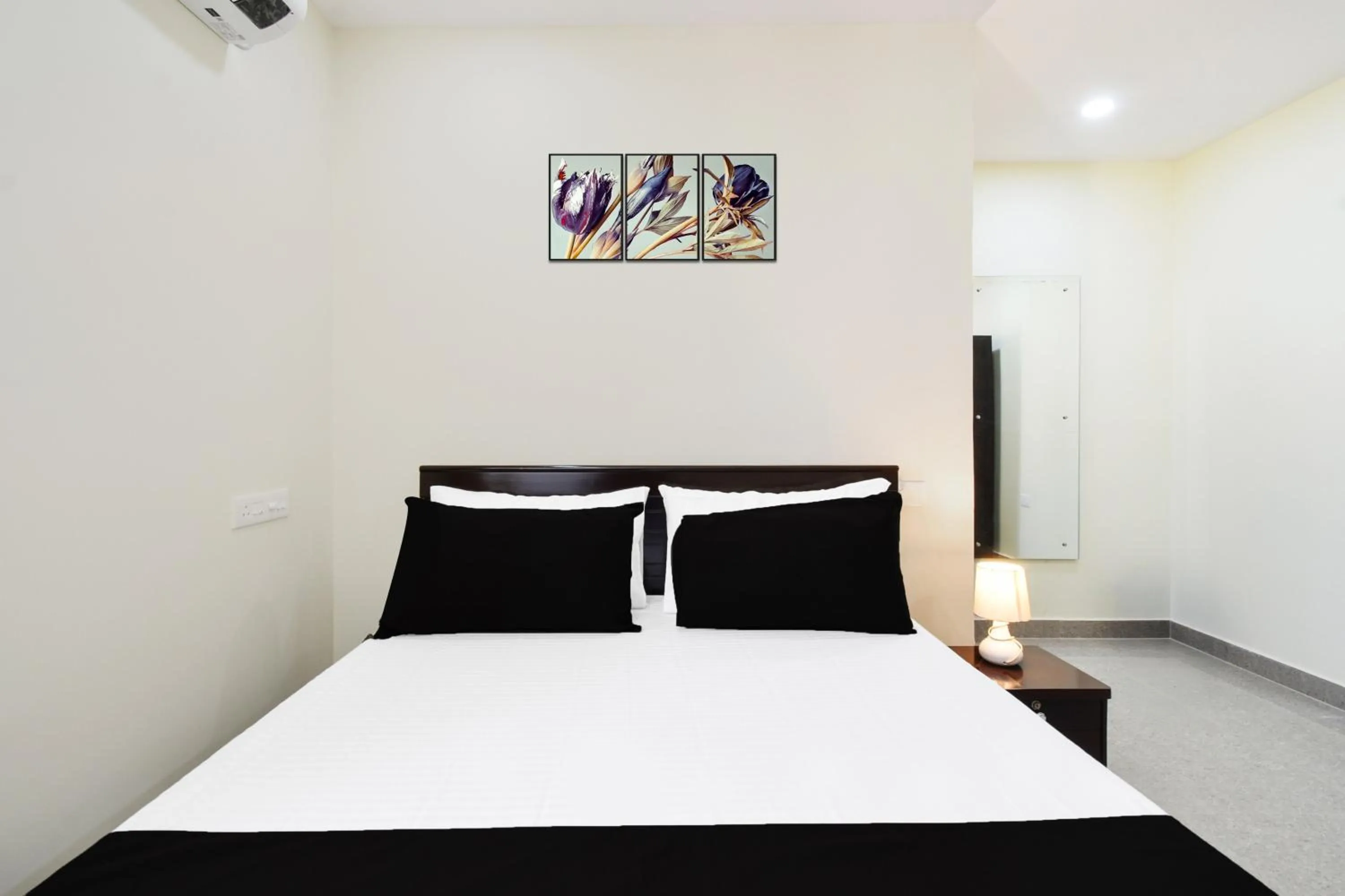 Bedroom in Hotel O Tripura Grand (Near Nexus Mall)