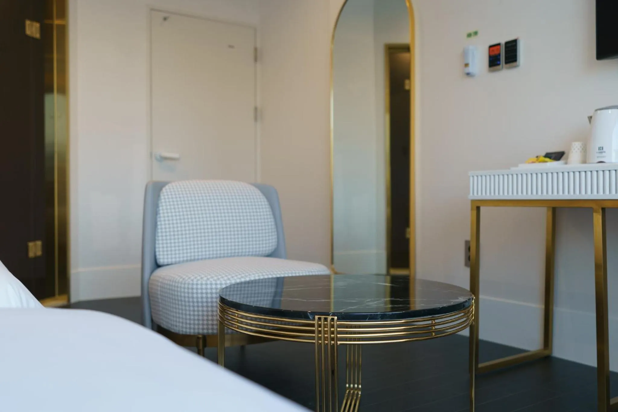 Seating area, Bed in Busan H Avenue Jeonggwan Branch