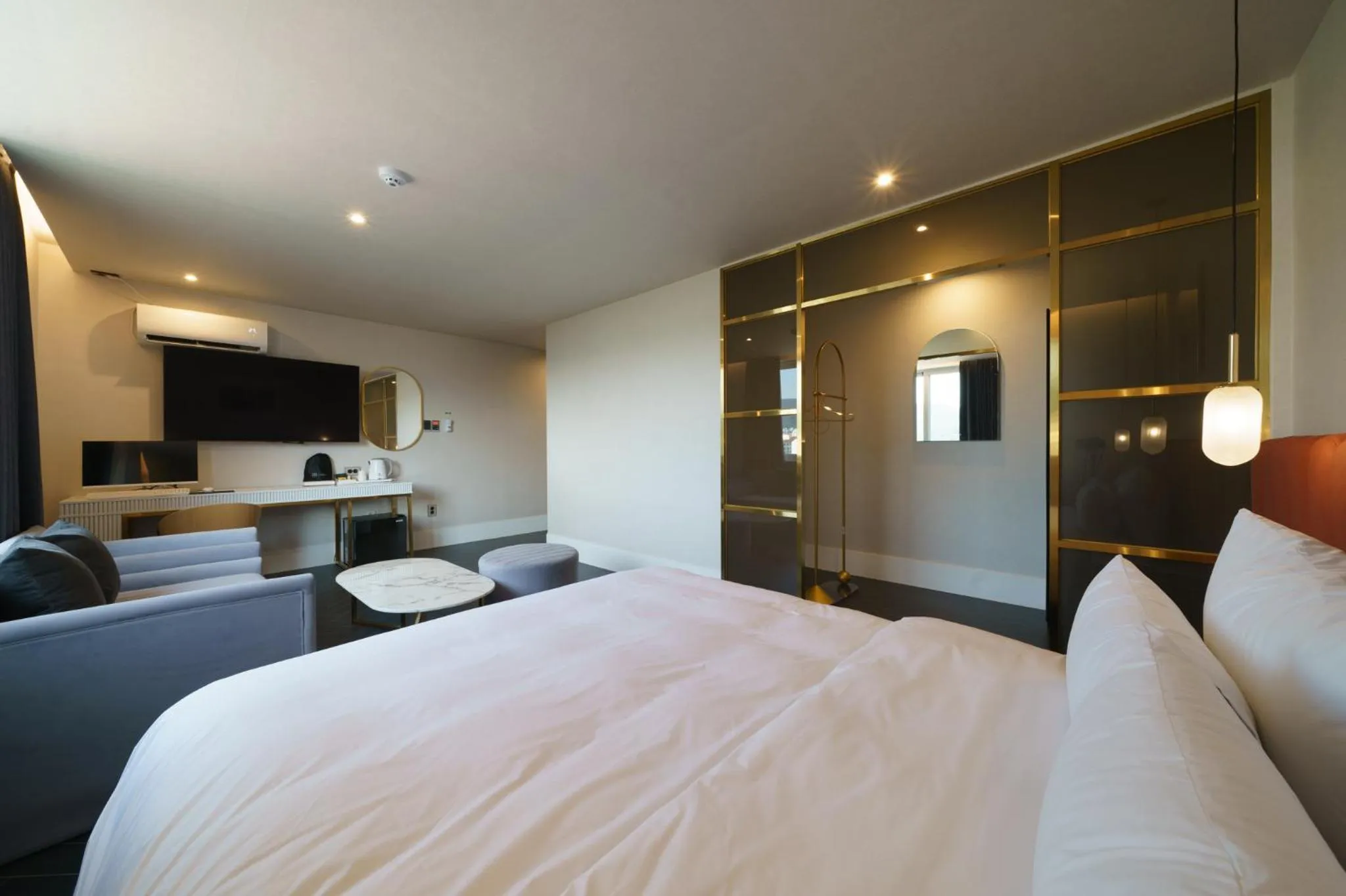 Seating area, Bed in Busan H Avenue Jeonggwan Branch