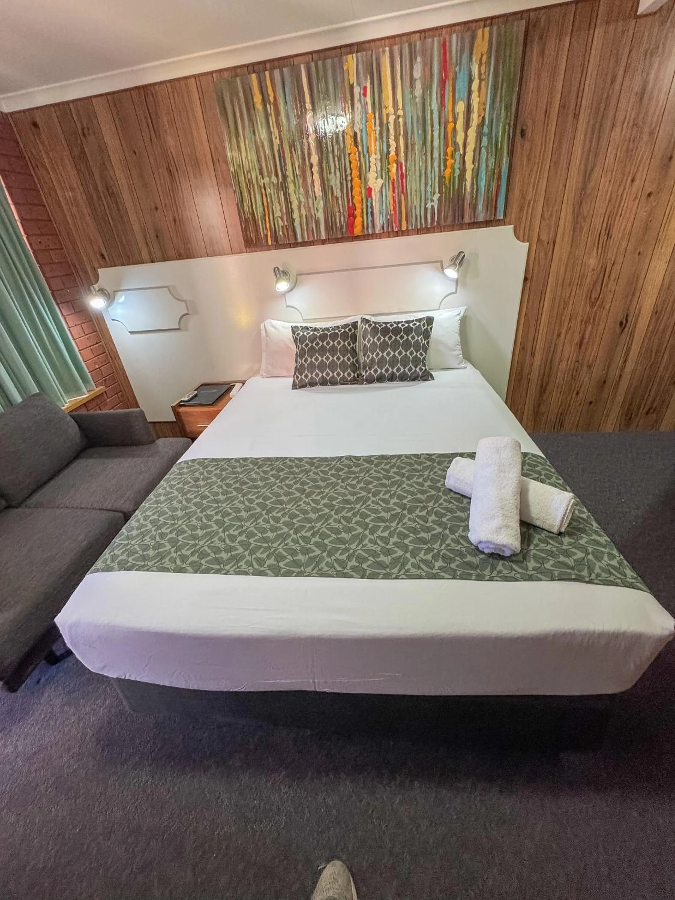 Bed in Pastoral Hotel Motel Echuca CBD