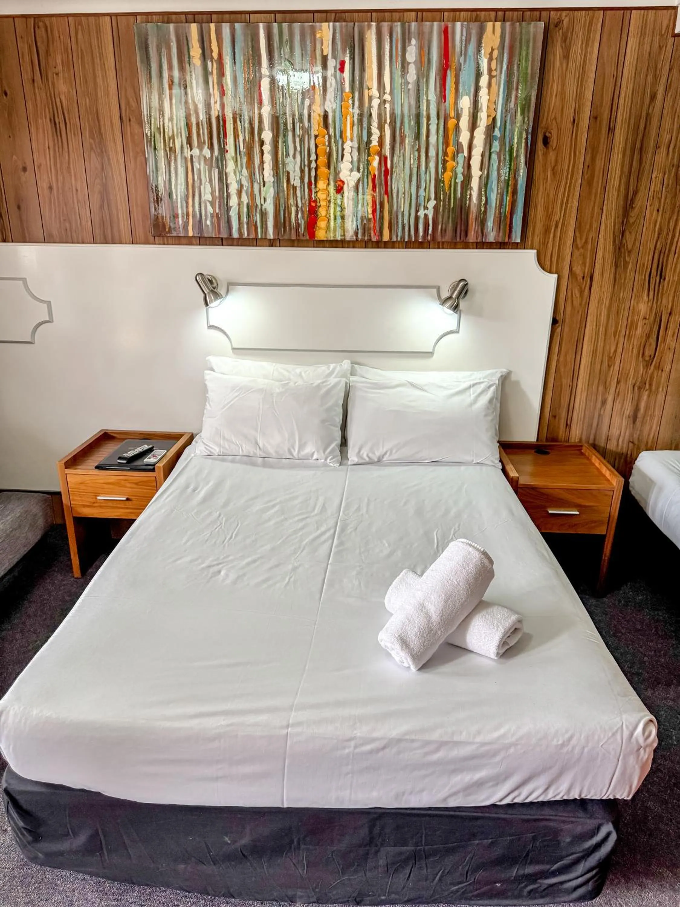 Bed in Pastoral Hotel Motel Echuca CBD