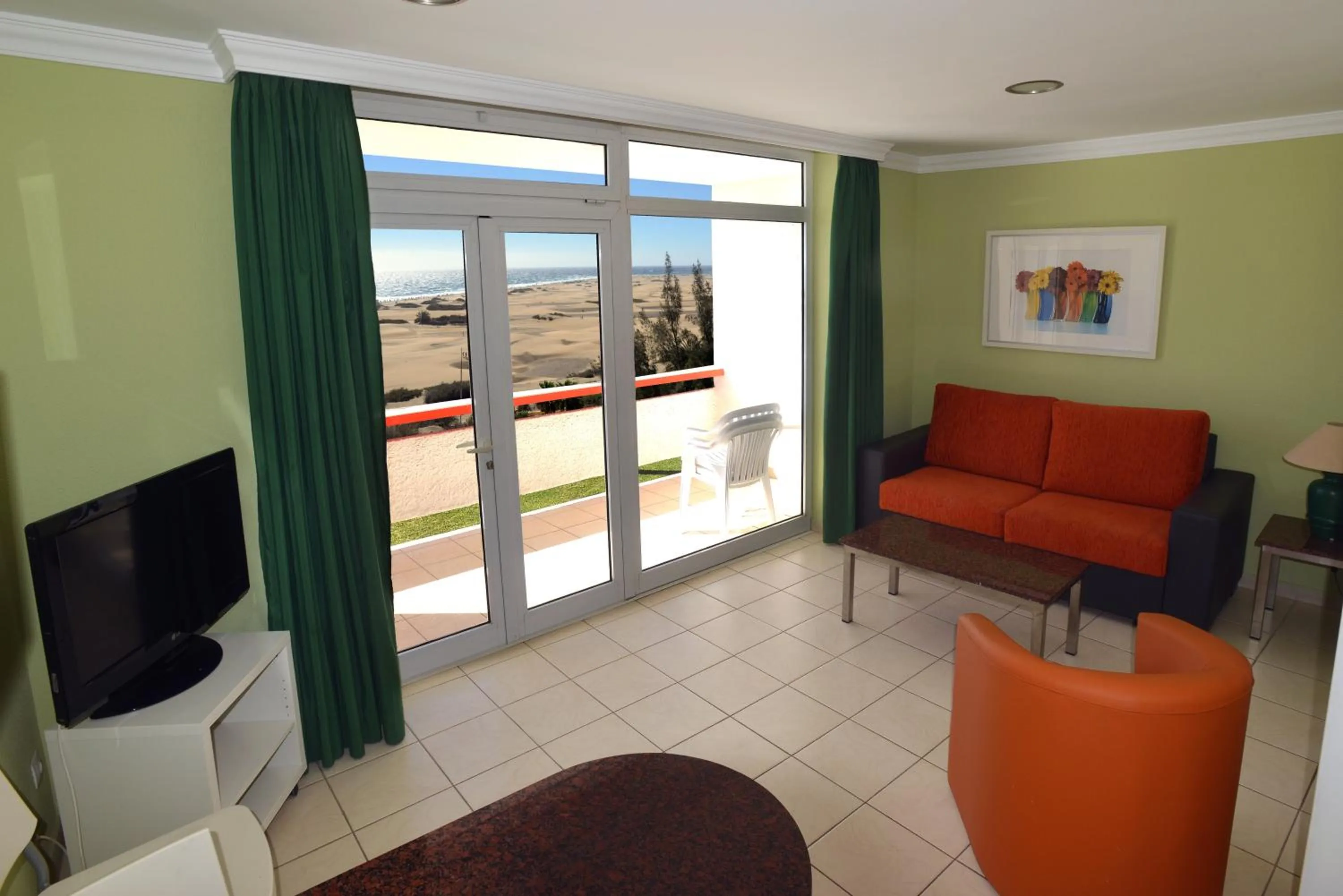 Communal lounge/ TV room in Apartamentos Arco Iris