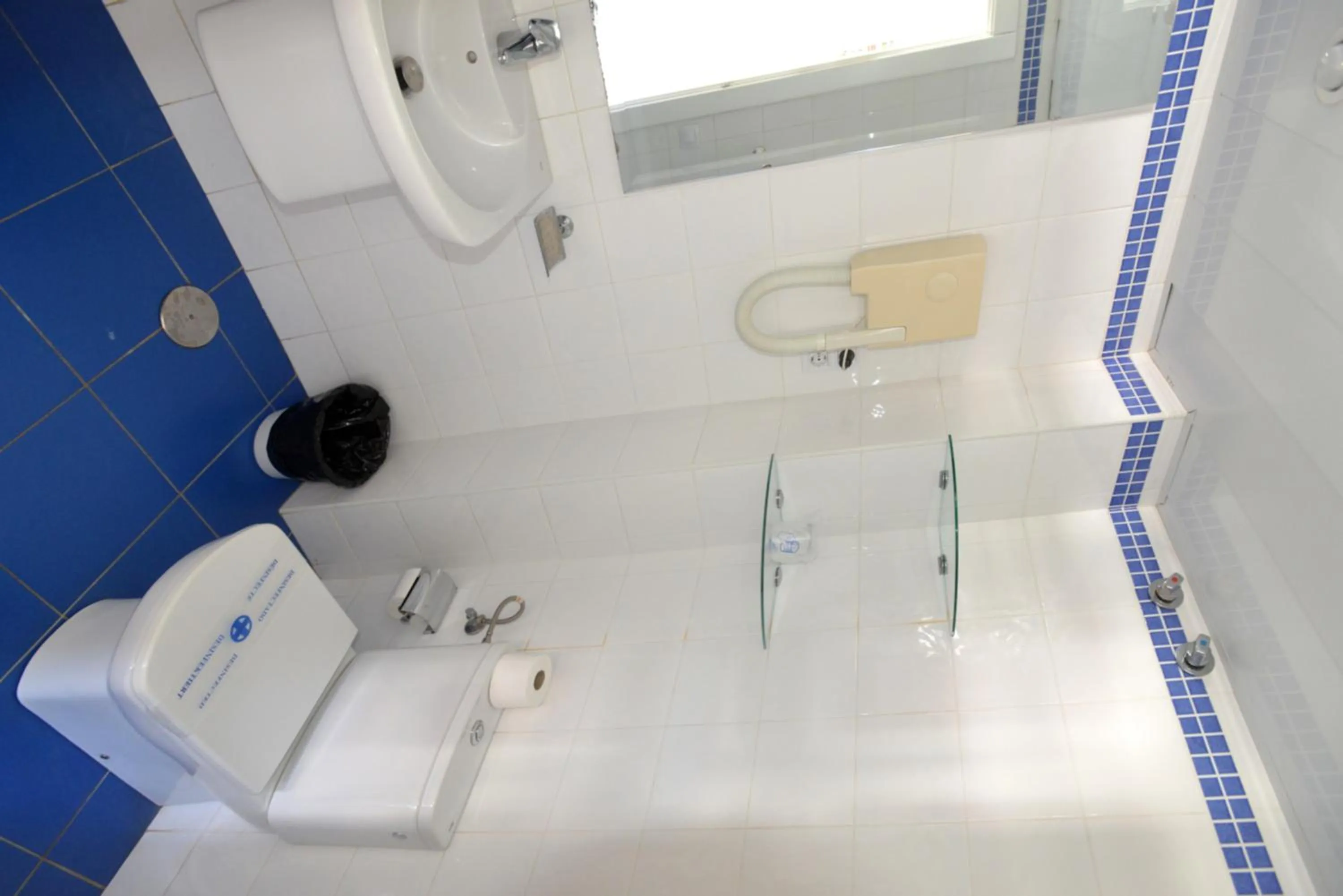 Shower in Apartamentos Arco Iris