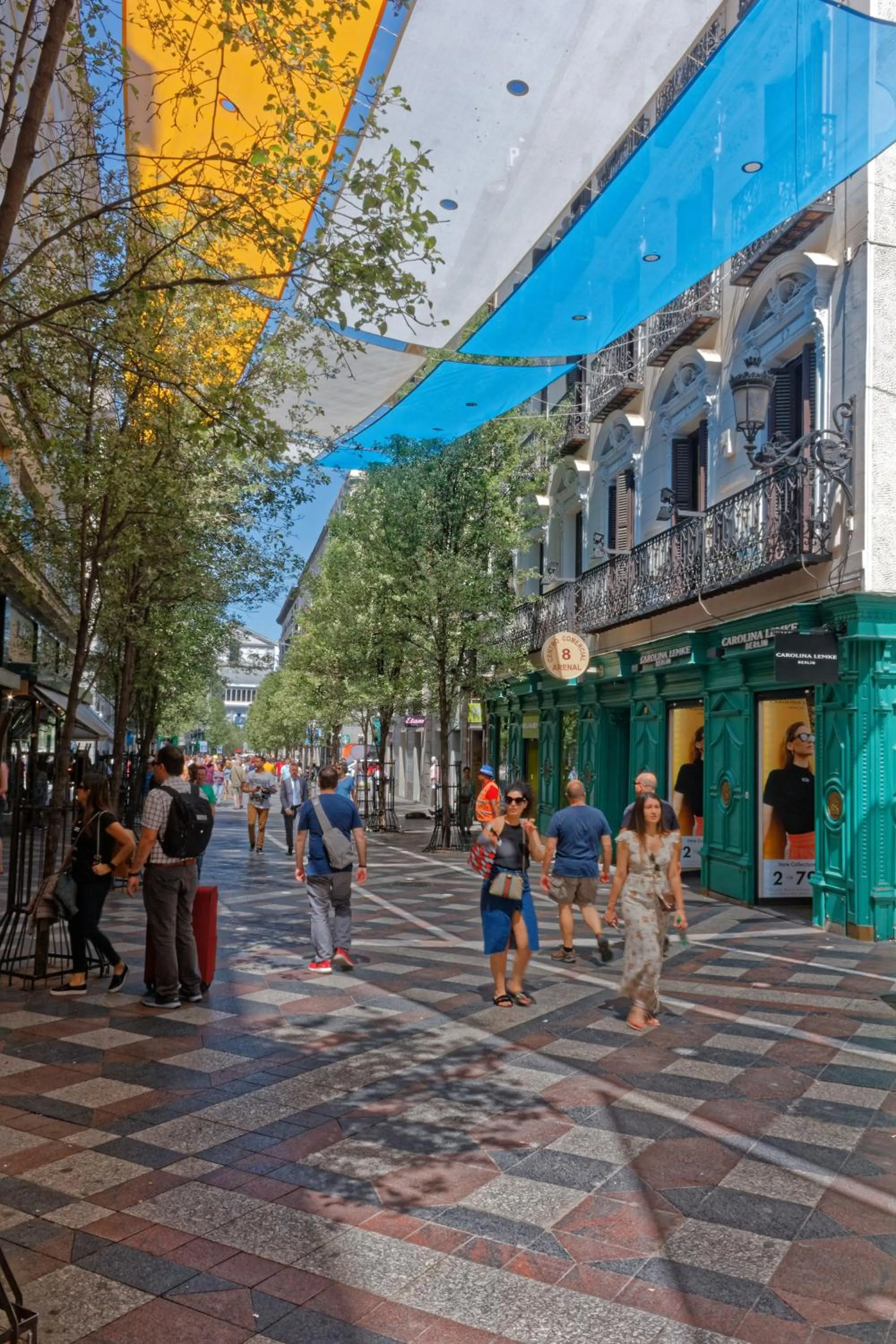 People in Arenal Suites Puerta del Sol