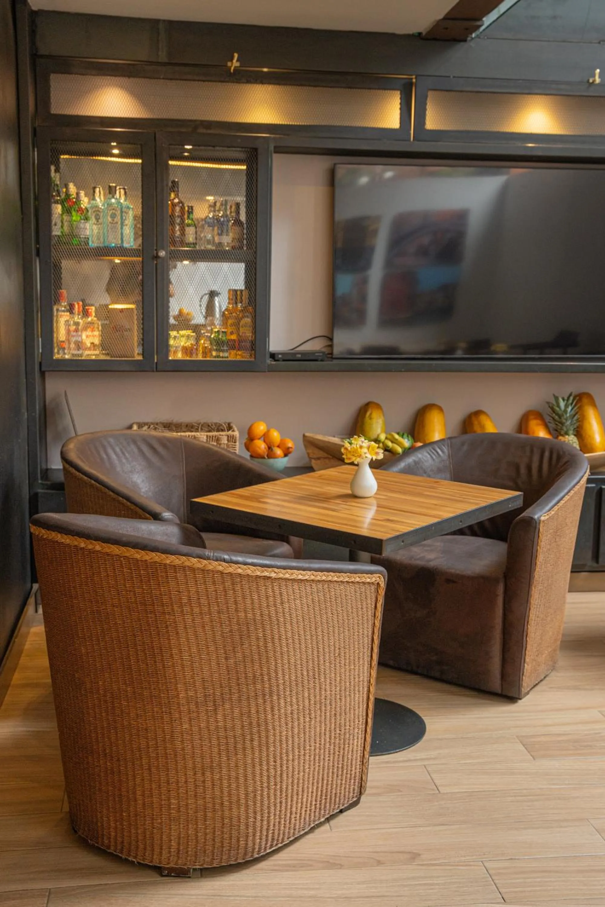 Restaurant/places to eat in Hotel CityFlats