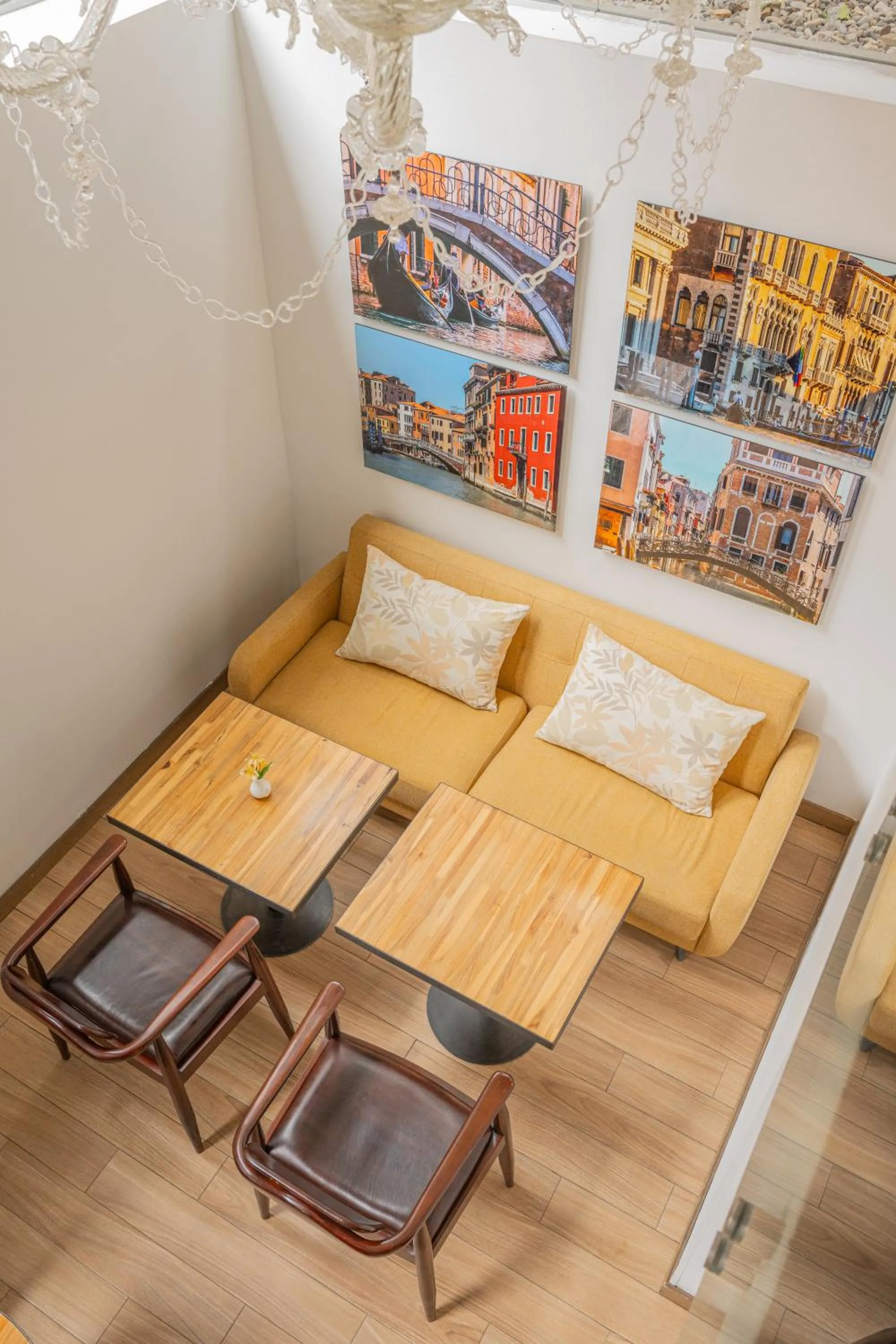 Restaurant/places to eat in Hotel CityFlats