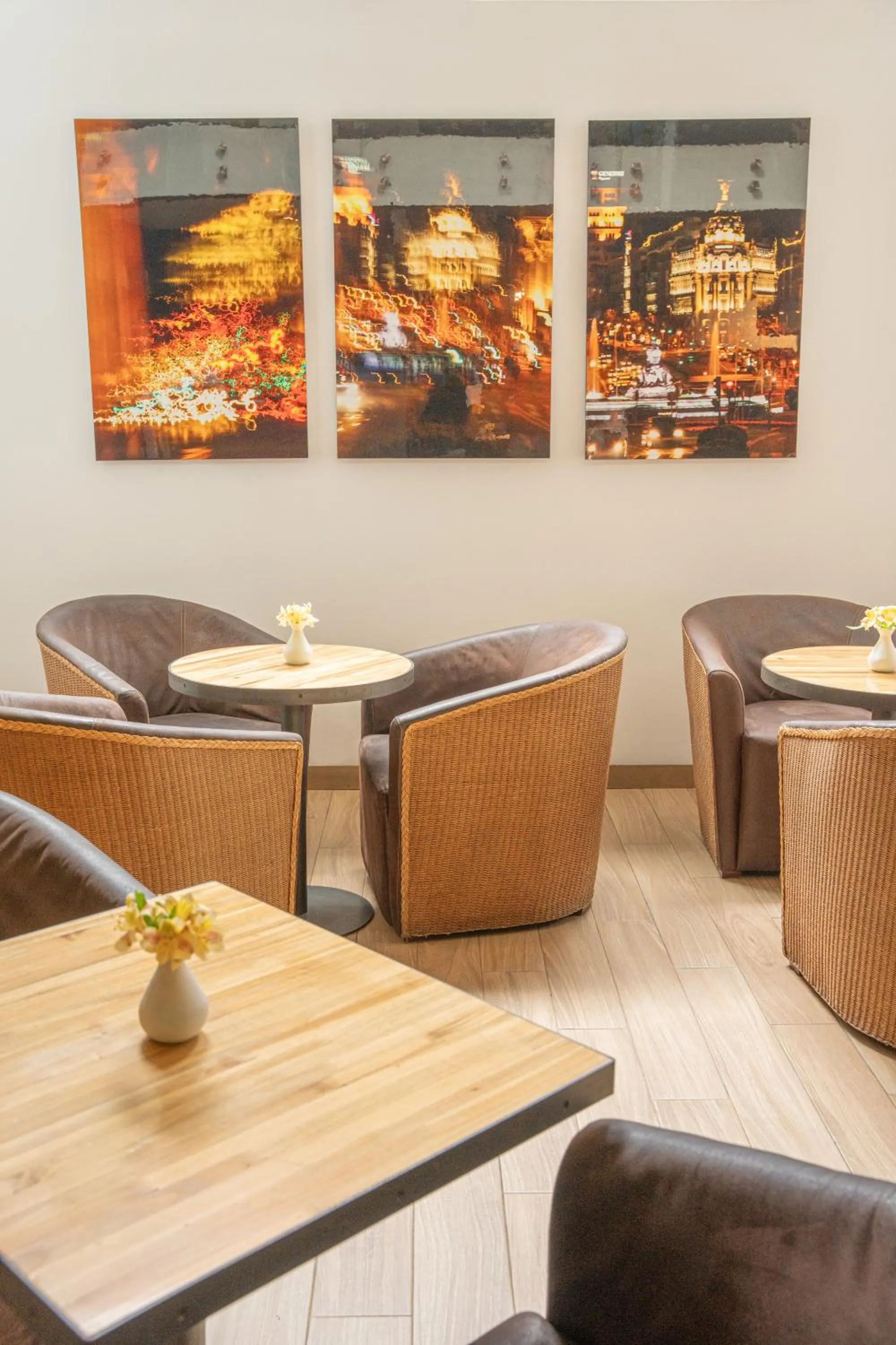 Restaurant/places to eat in Hotel CityFlats