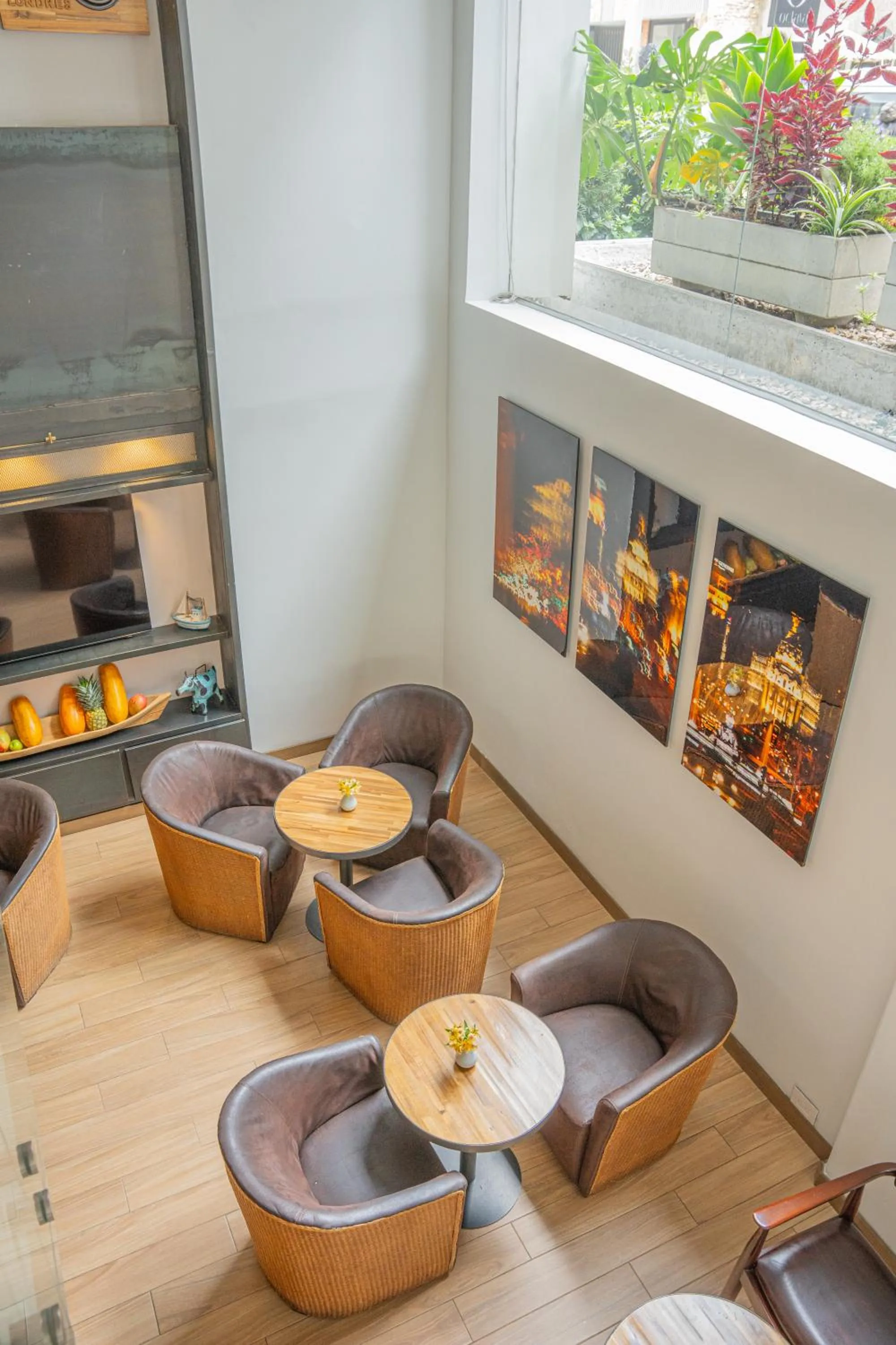 Restaurant/places to eat in Hotel CityFlats