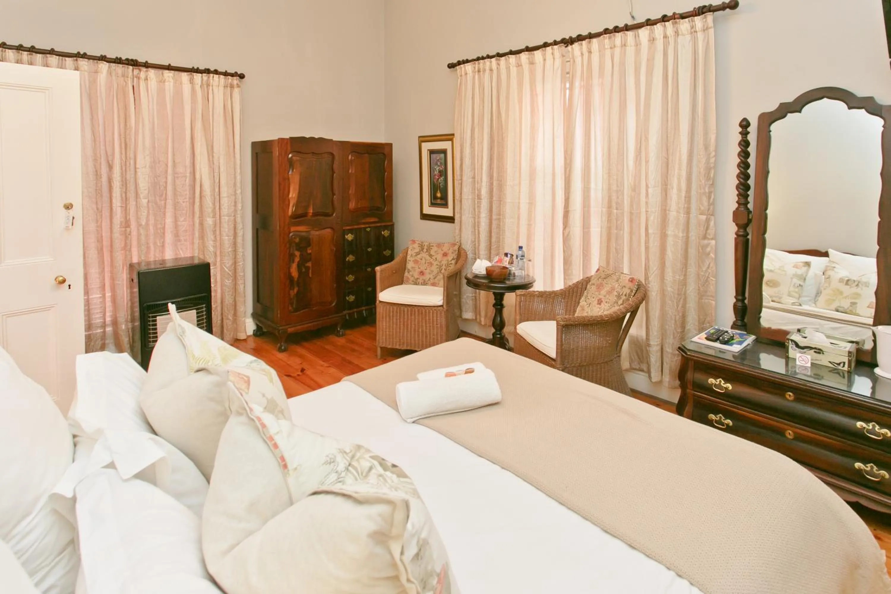 Bed in Beaufort Manor Country Lodge