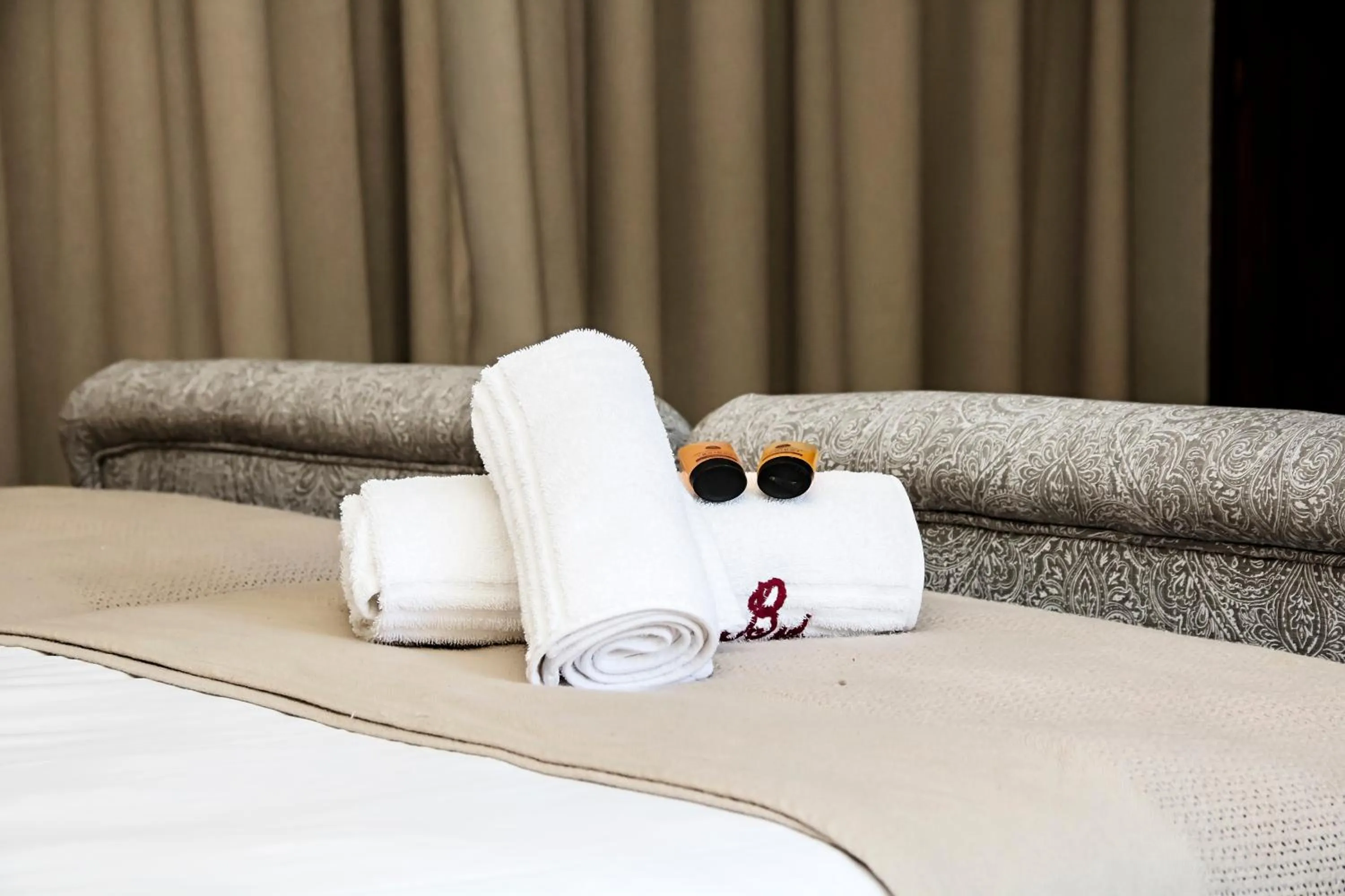Decorative detail, Bed in Beaufort Manor Country Lodge