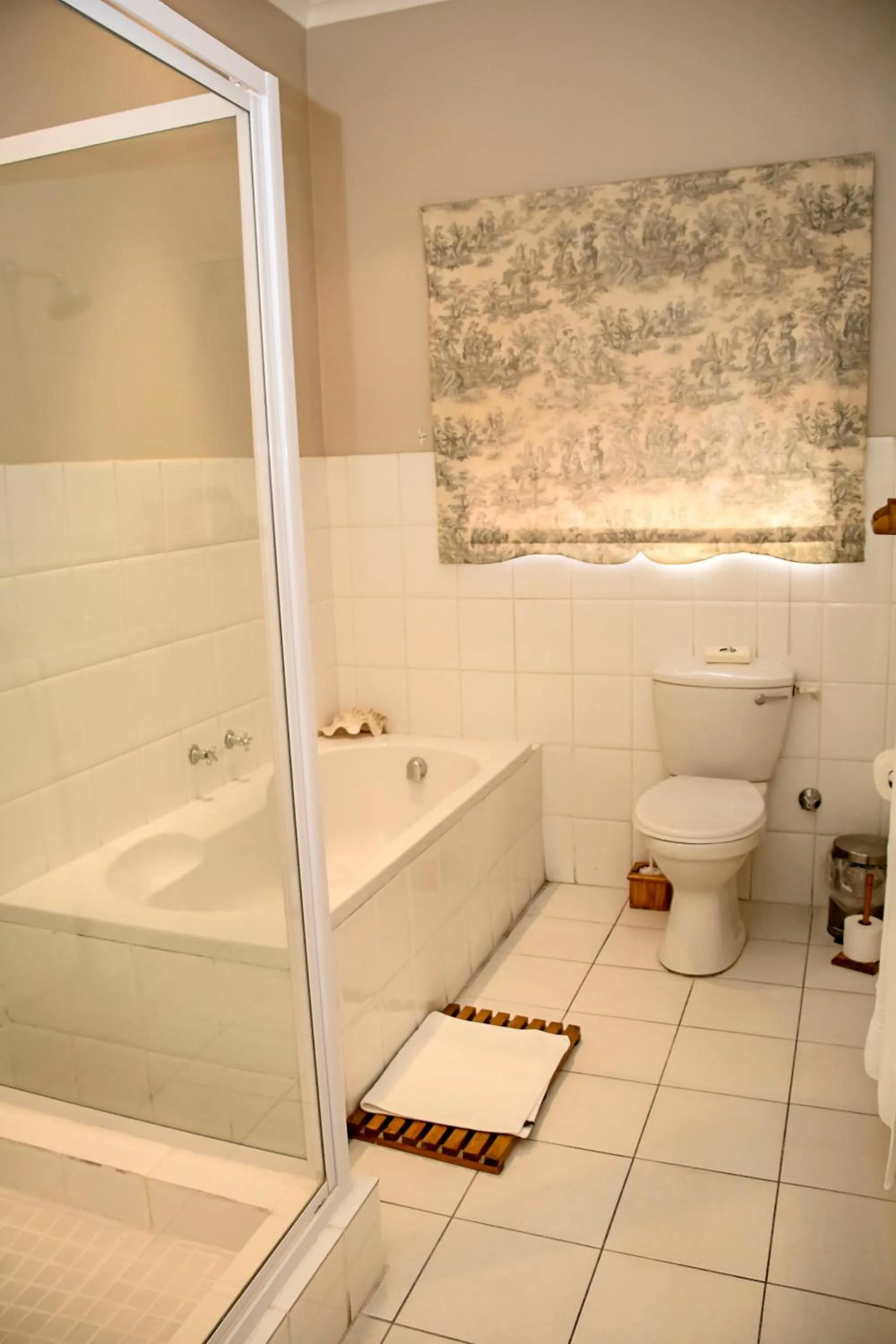 Bathroom in Beaufort Manor Country Lodge