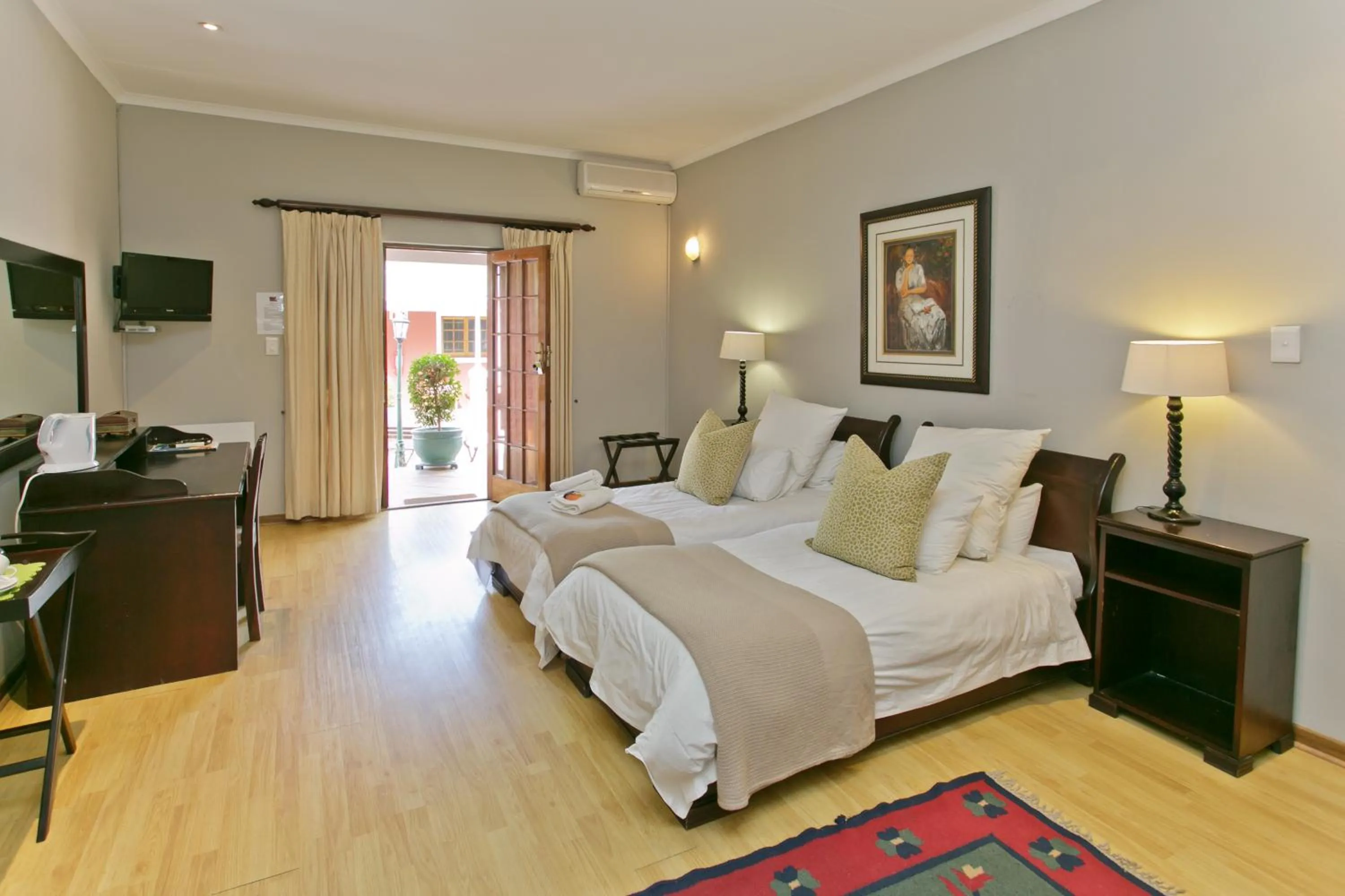 Bed in Beaufort Manor Country Lodge