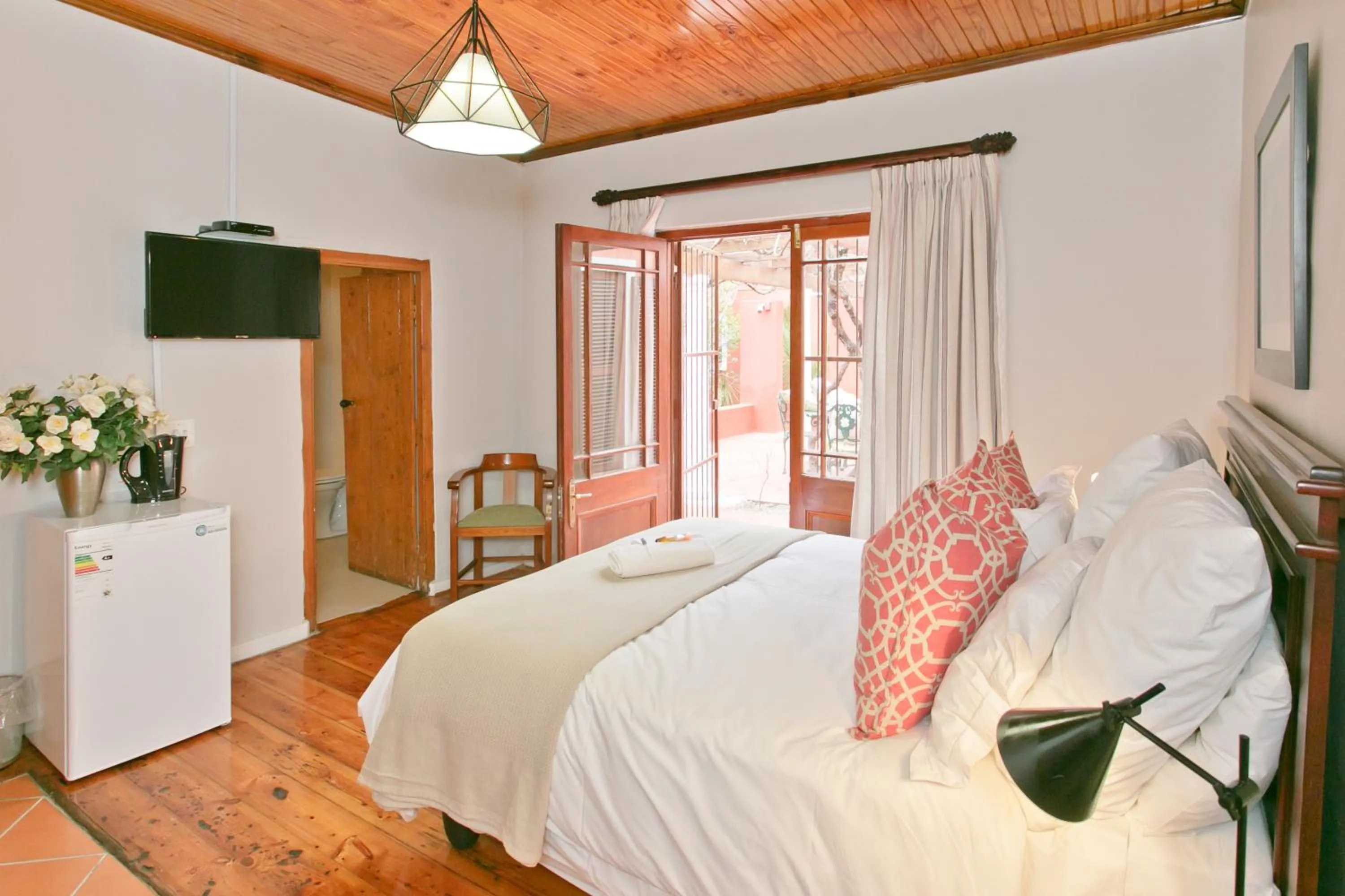 Bed in Beaufort Manor Country Lodge