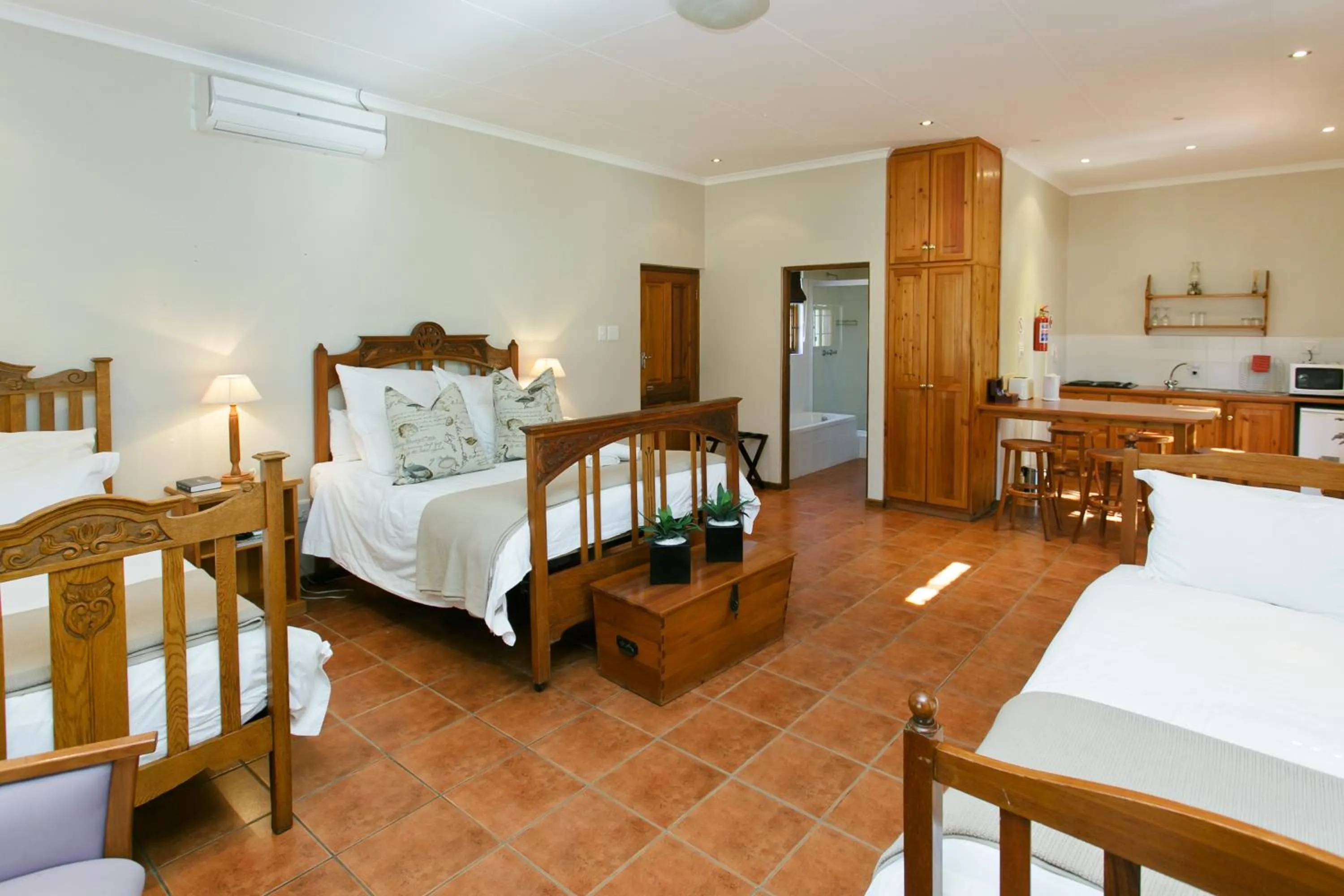 Photo of the whole room, Bed in Beaufort Manor Country Lodge