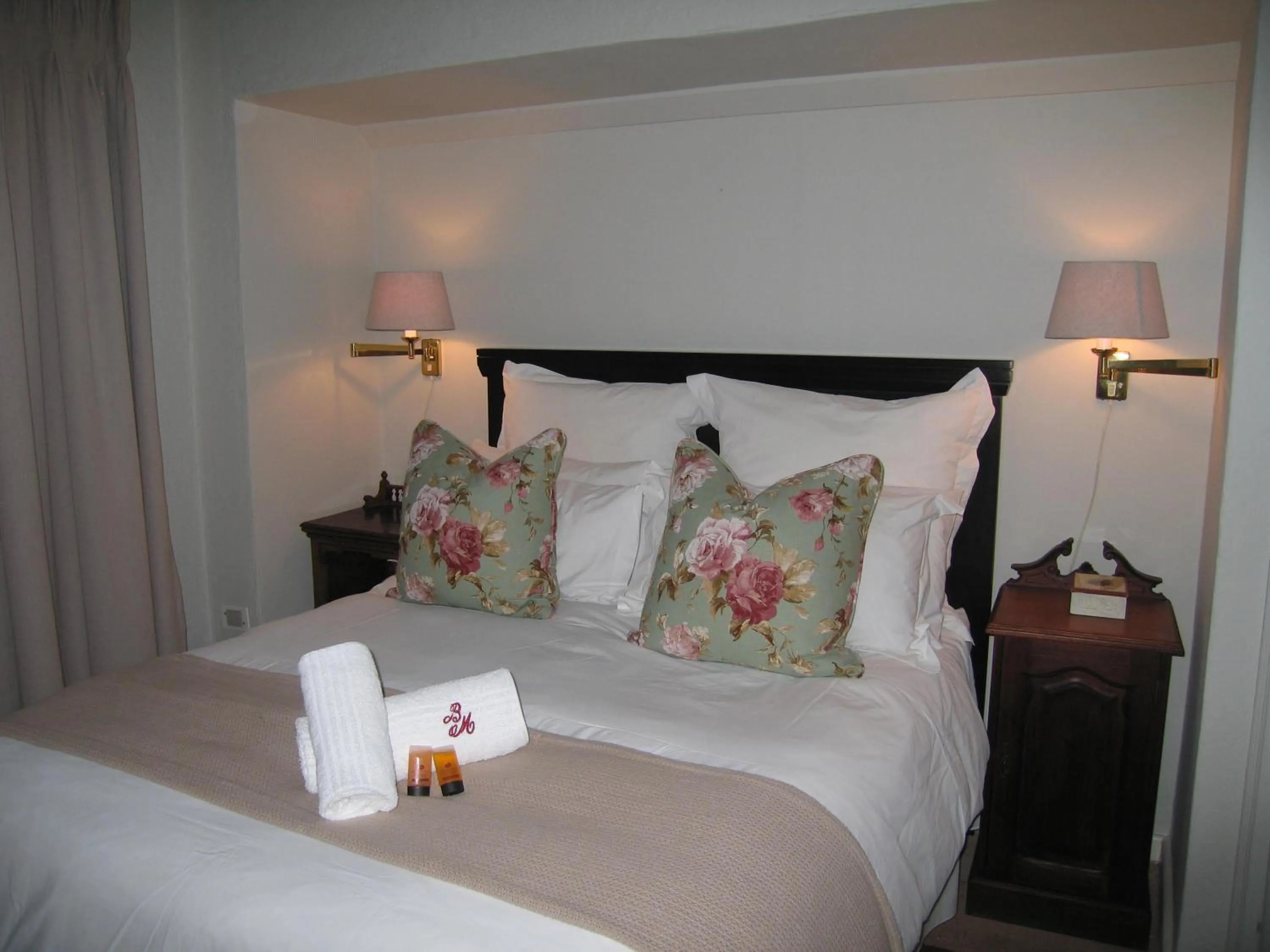 Bed in Beaufort Manor Country Lodge