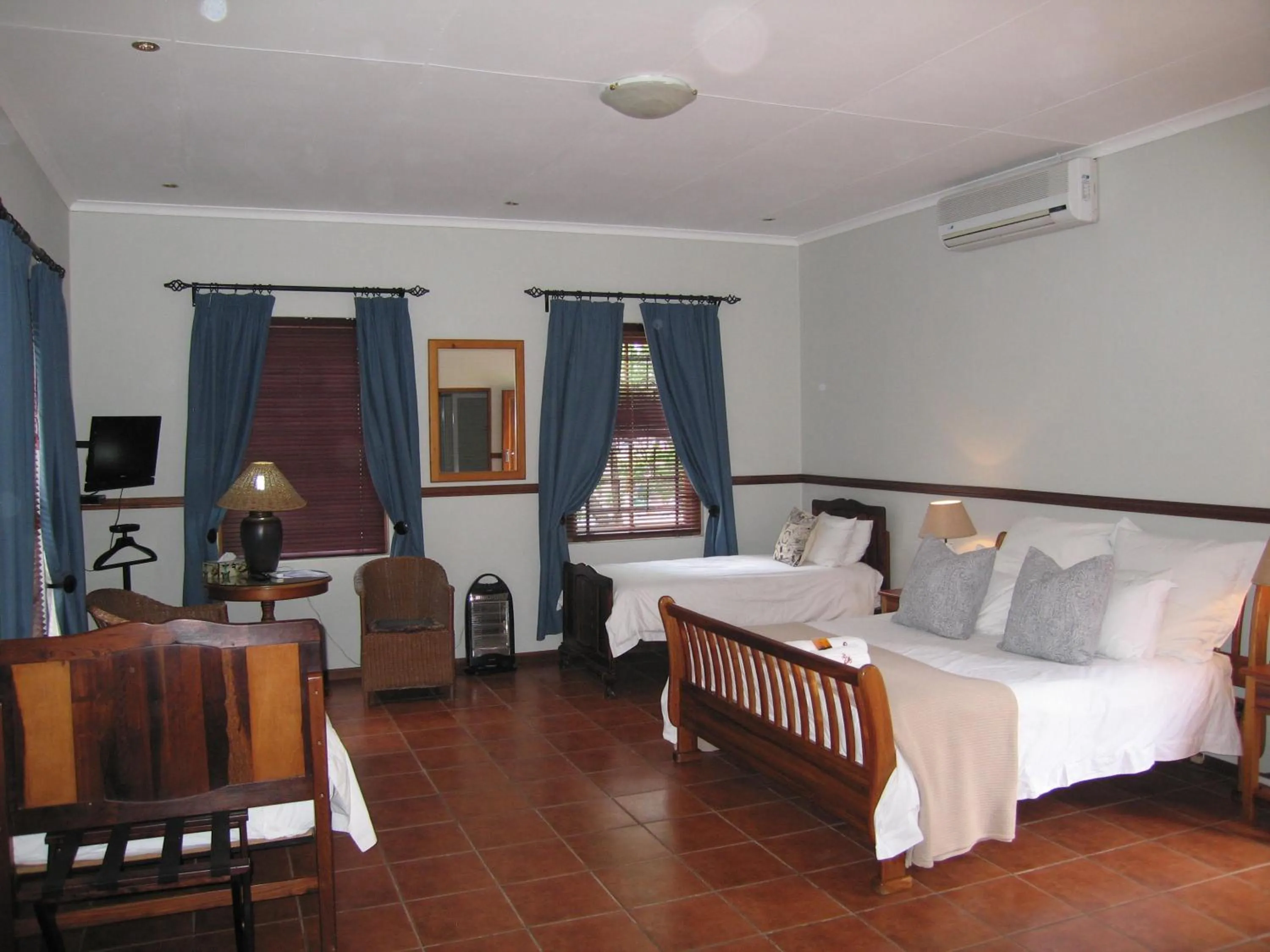 Bed in Beaufort Manor Country Lodge