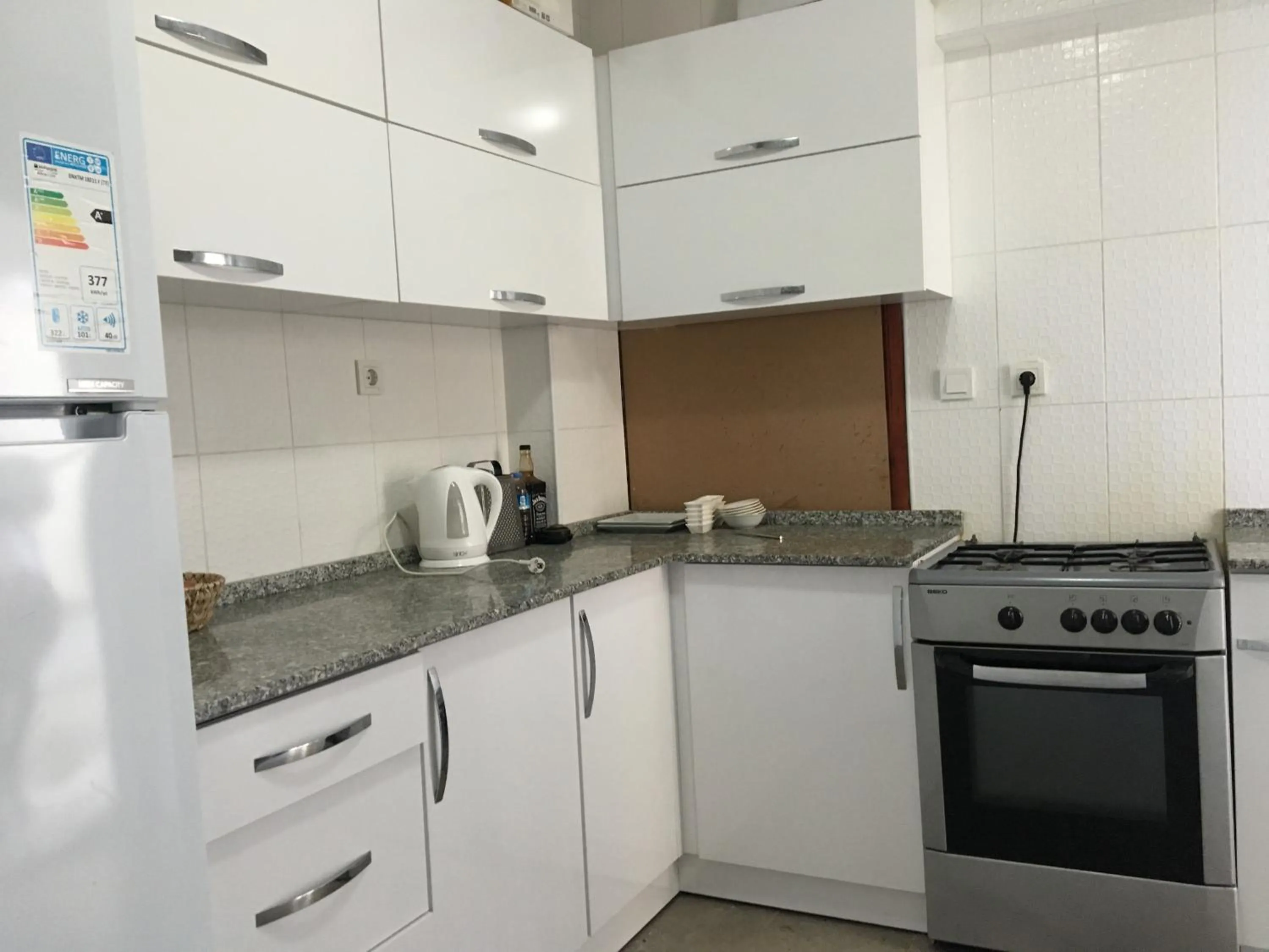 Communal kitchen in El Camino Hostel & Pub