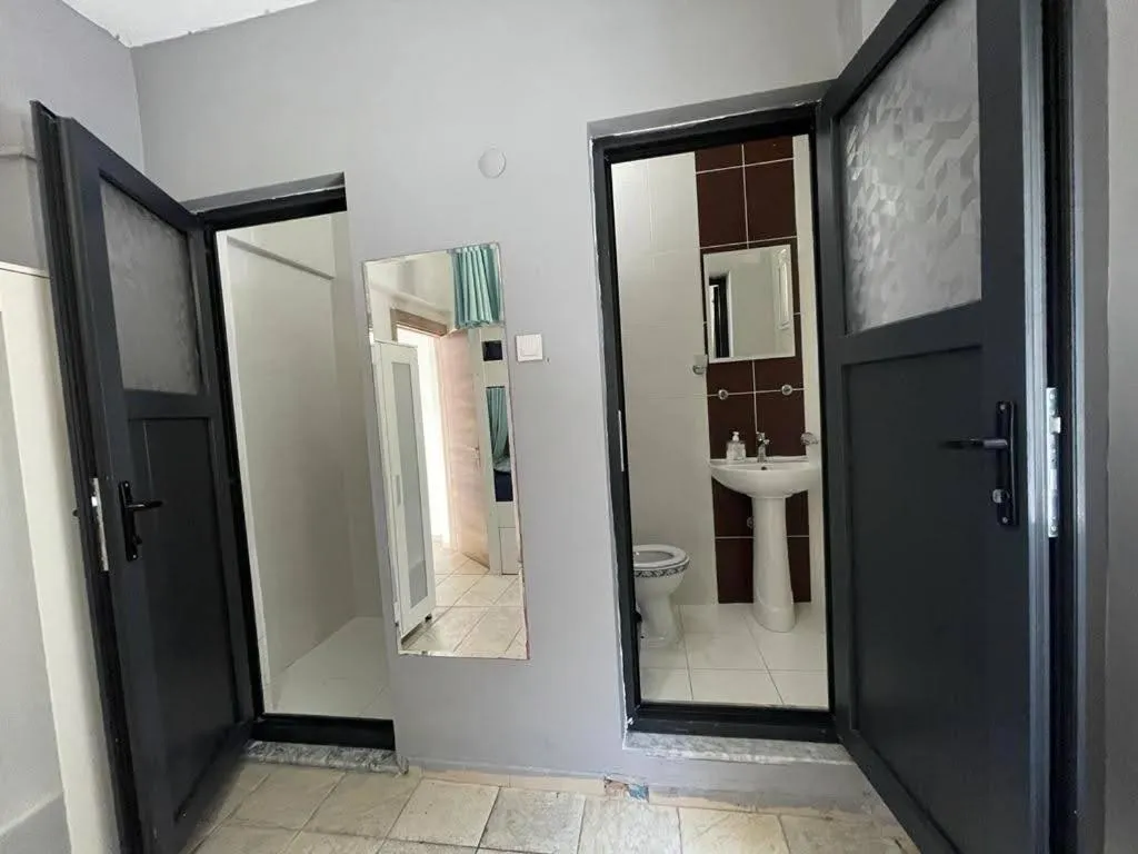 Shower in El Camino Hostel & Pub