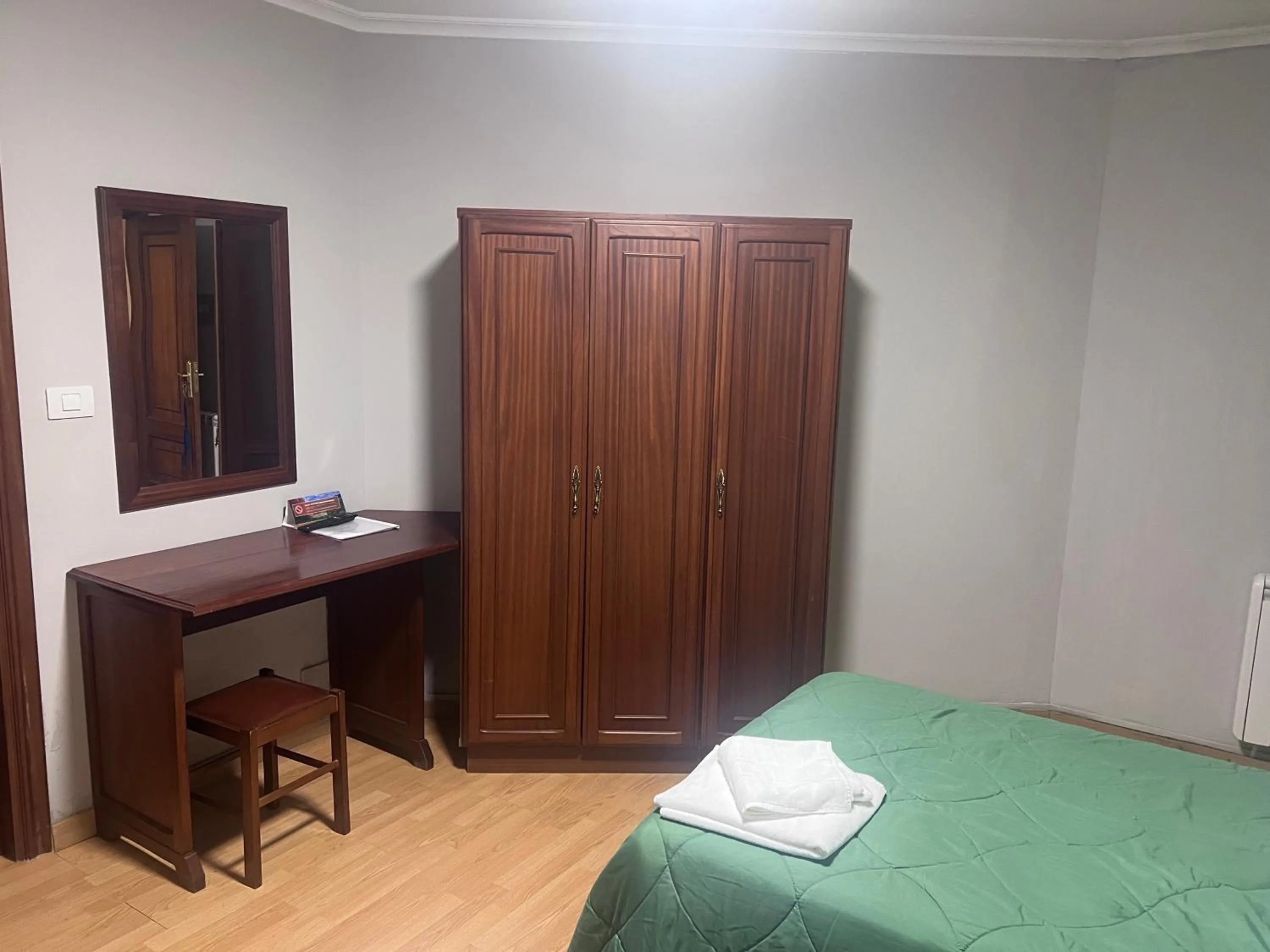 wardrobe, Bed in Hotel Celta Galaico