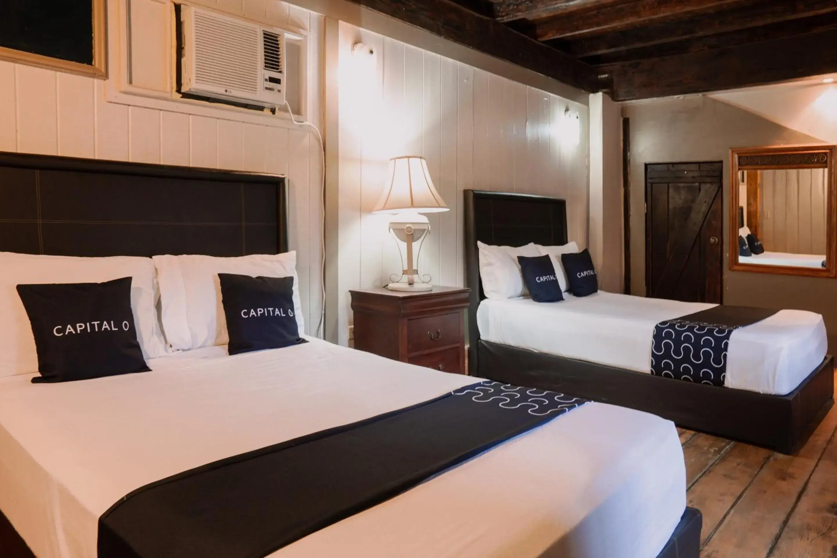 Standard Quadruple Room in Capital O Hotel Villa Azura Standard Quadruple Room in Capital O Hotel Villa Azura