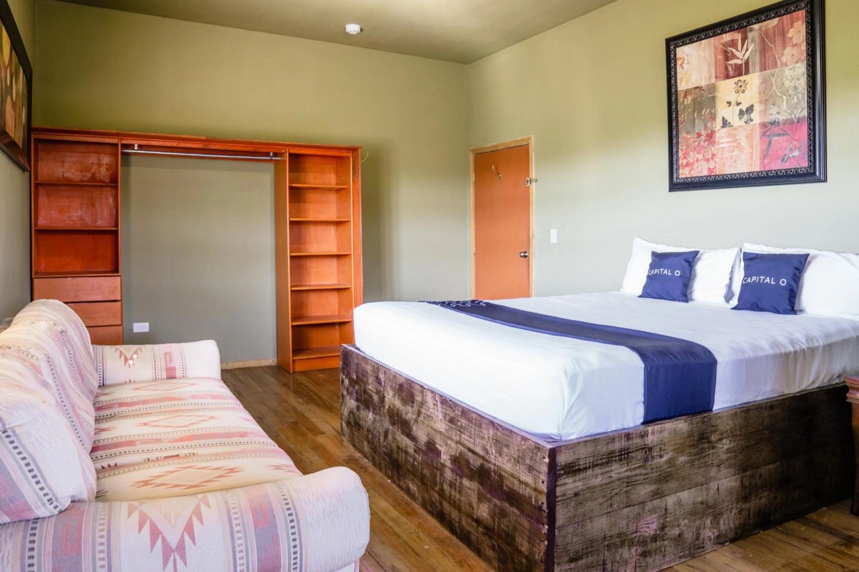 Bedroom, Bed in Capital O Hotel Villa Azura