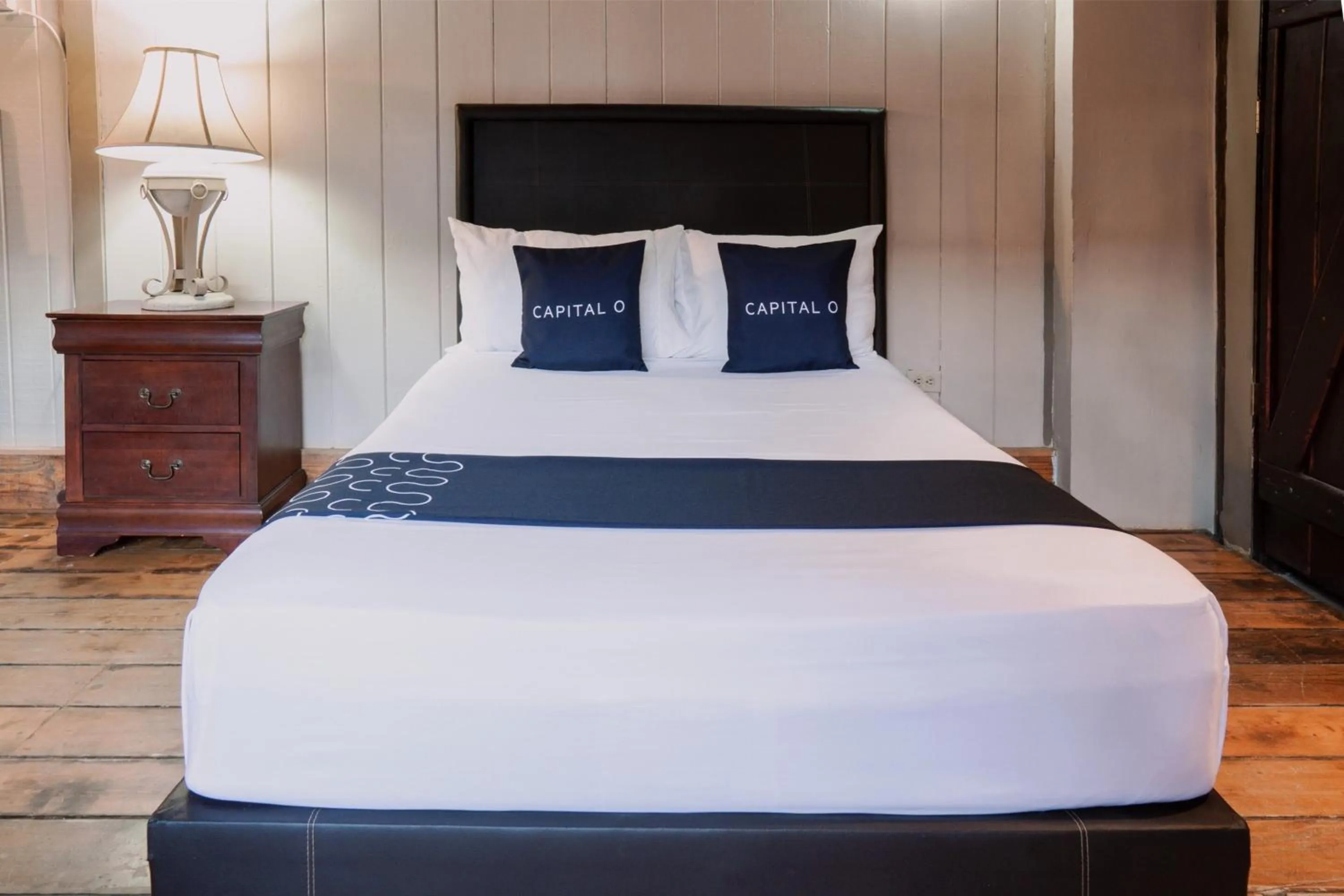 Bedroom, Bed in Capital O Hotel Villa Azura