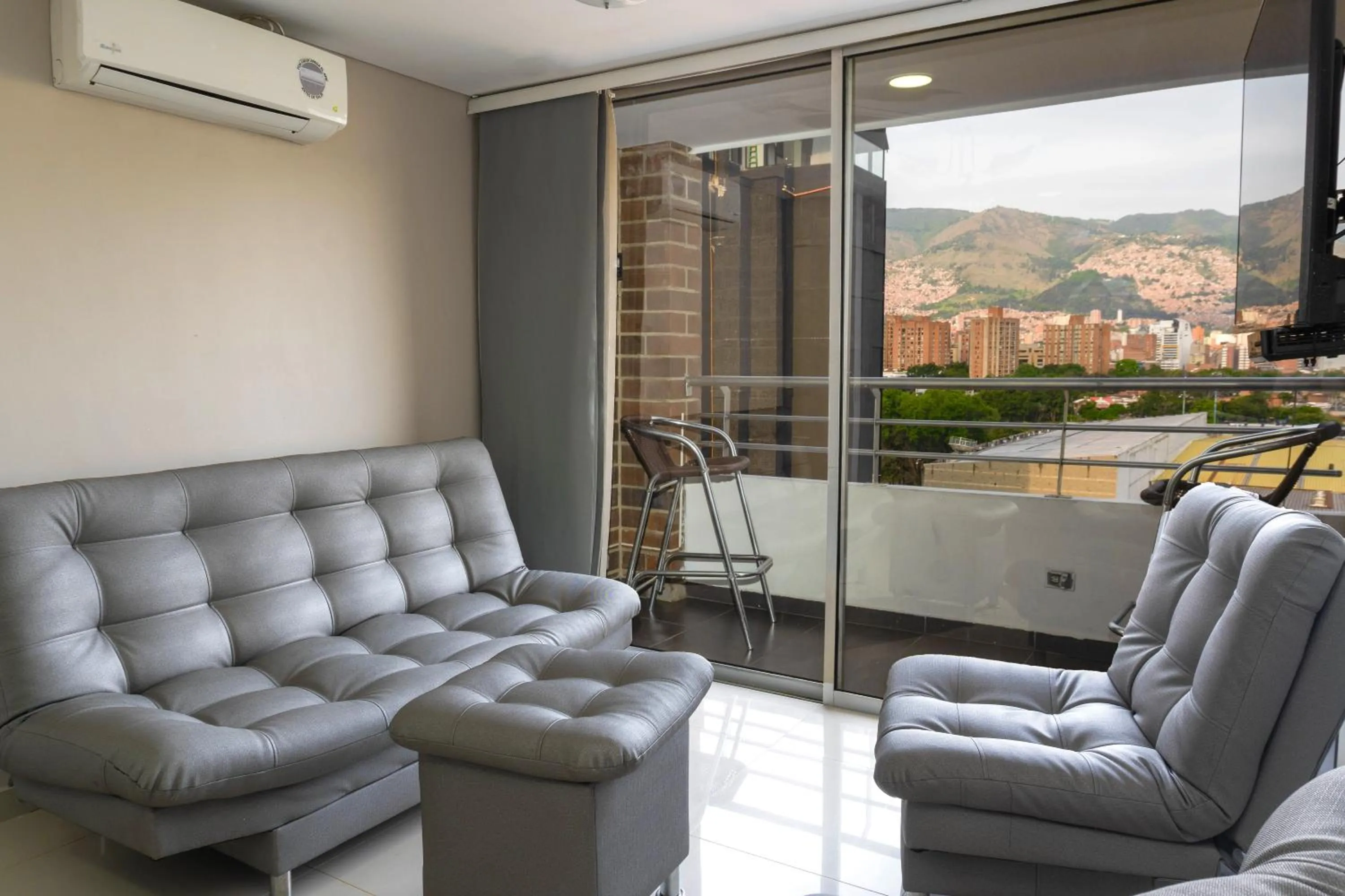 Balcony/Terrace in Ivanna Jumar ApartaHotel - Laureles Estadio