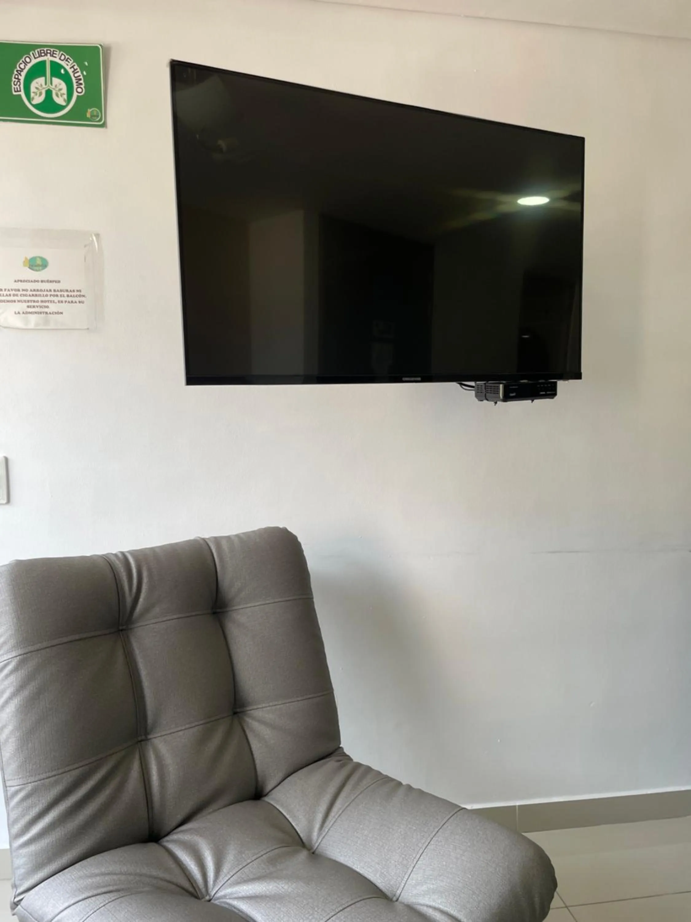 TV and multimedia in Ivanna Jumar ApartaHotel - Laureles Estadio