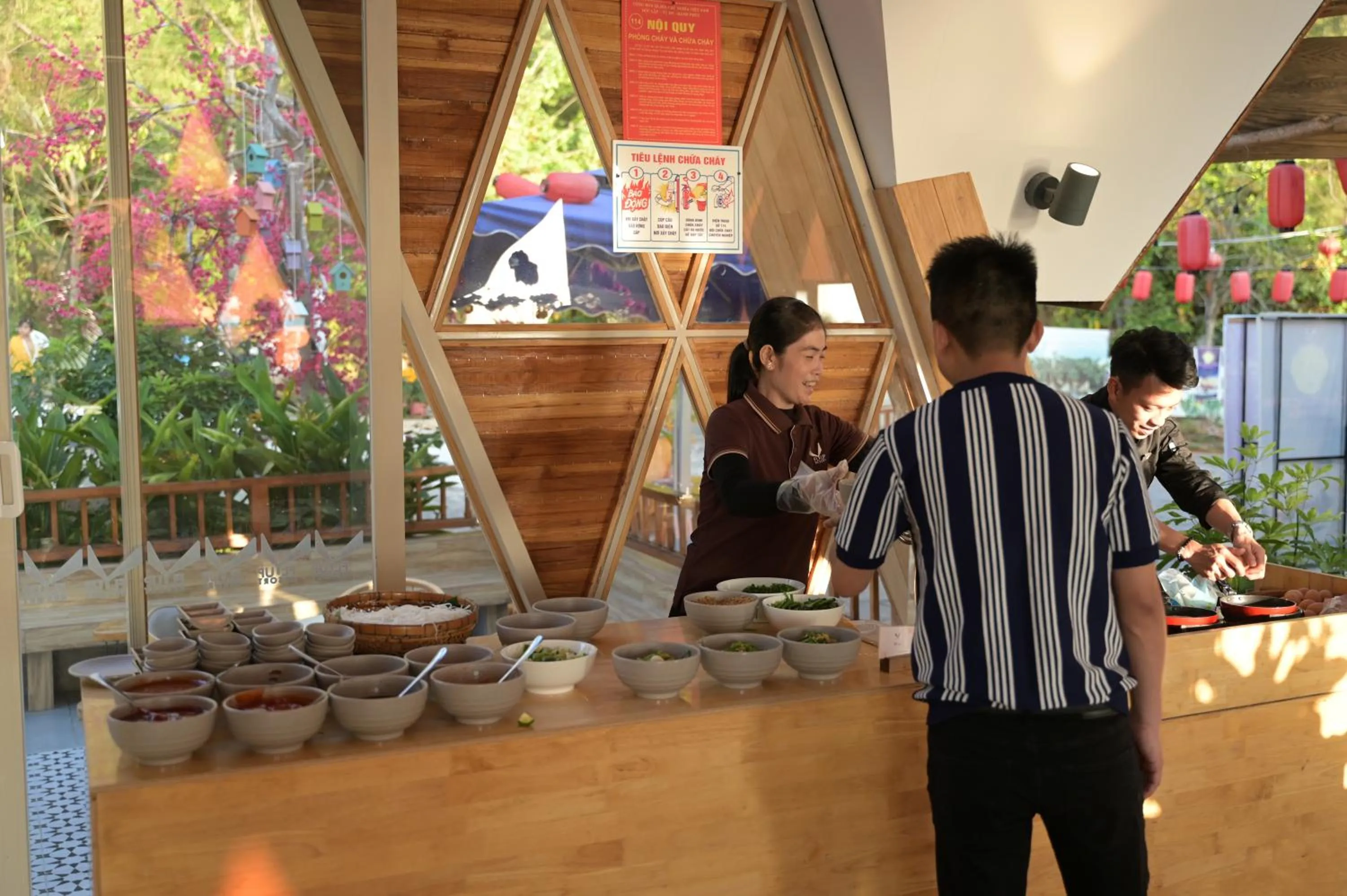 Restaurant/places to eat in Fly Up Resort