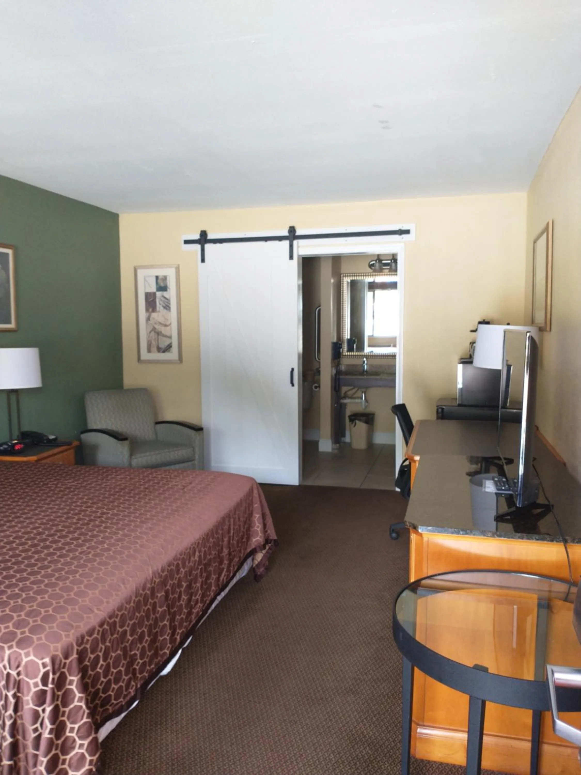 Facility for disabled guests, Bed in Apalachicola Bay Inn