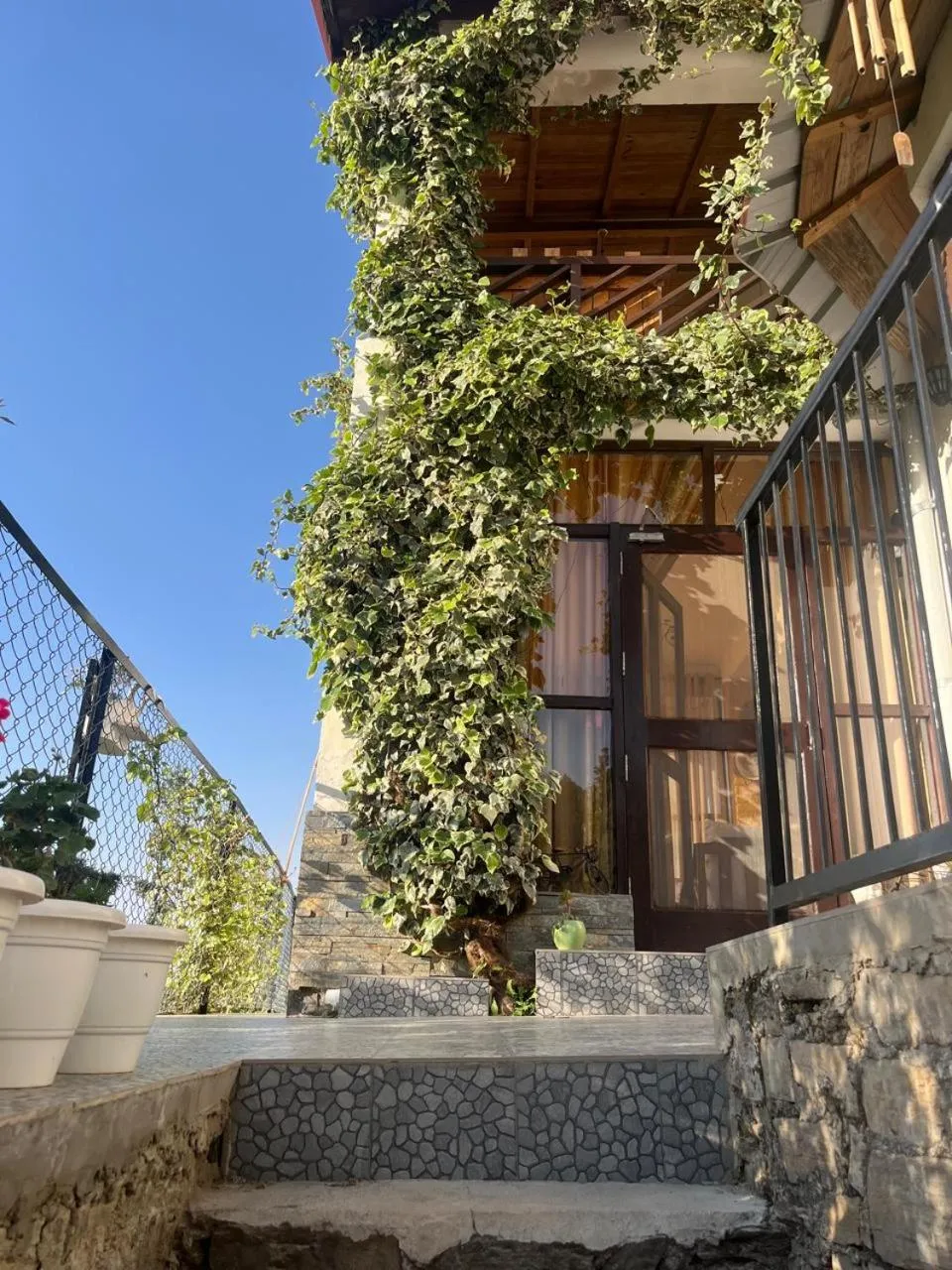 Katie's Abode, Hartola