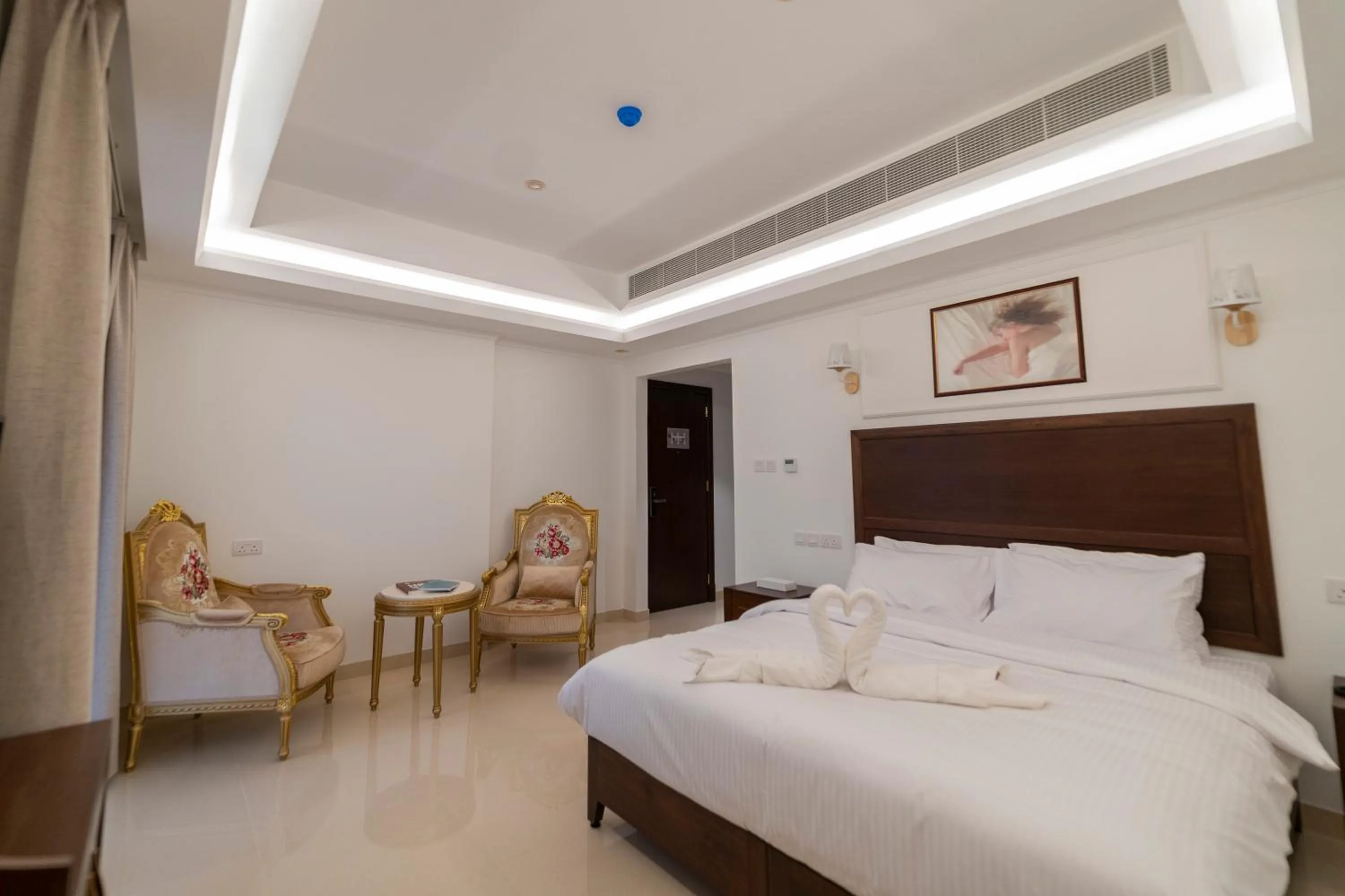 Living room, Bed in Alhattali Hotel