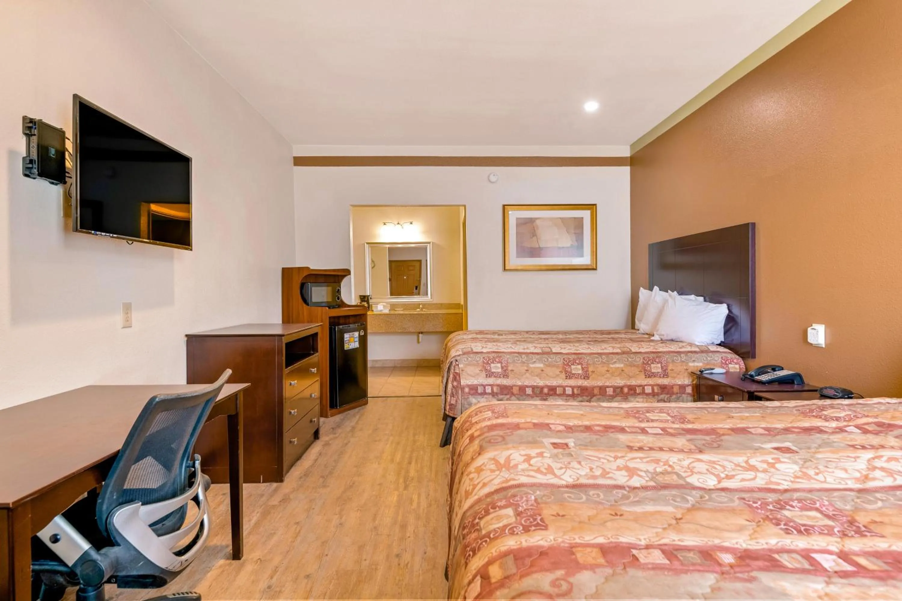 Communal lounge/ TV room, Bed in Big Lake Inn and Suites