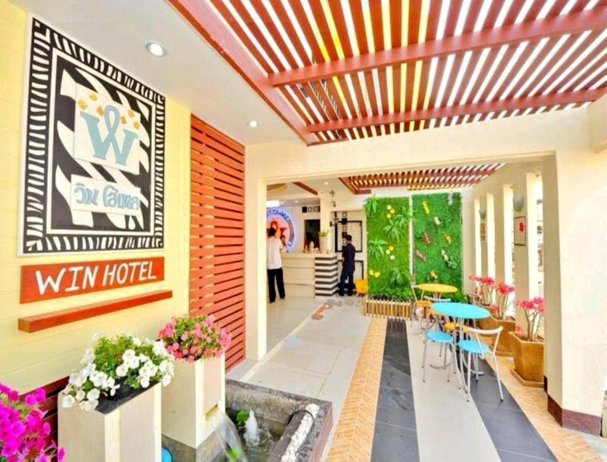 Facade/entrance in Win Hotel Phayao