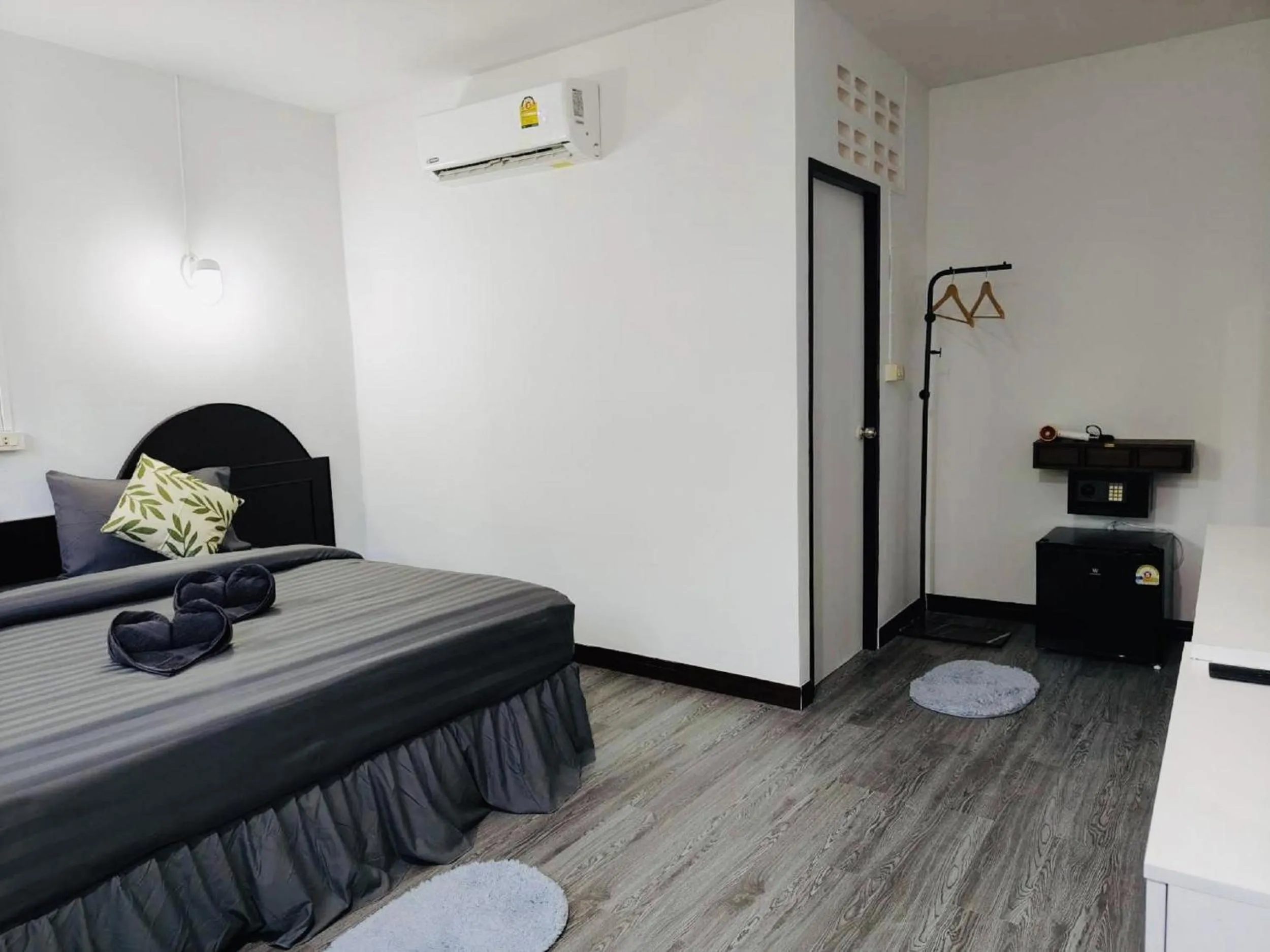 Photo of the whole room, Bed in White House