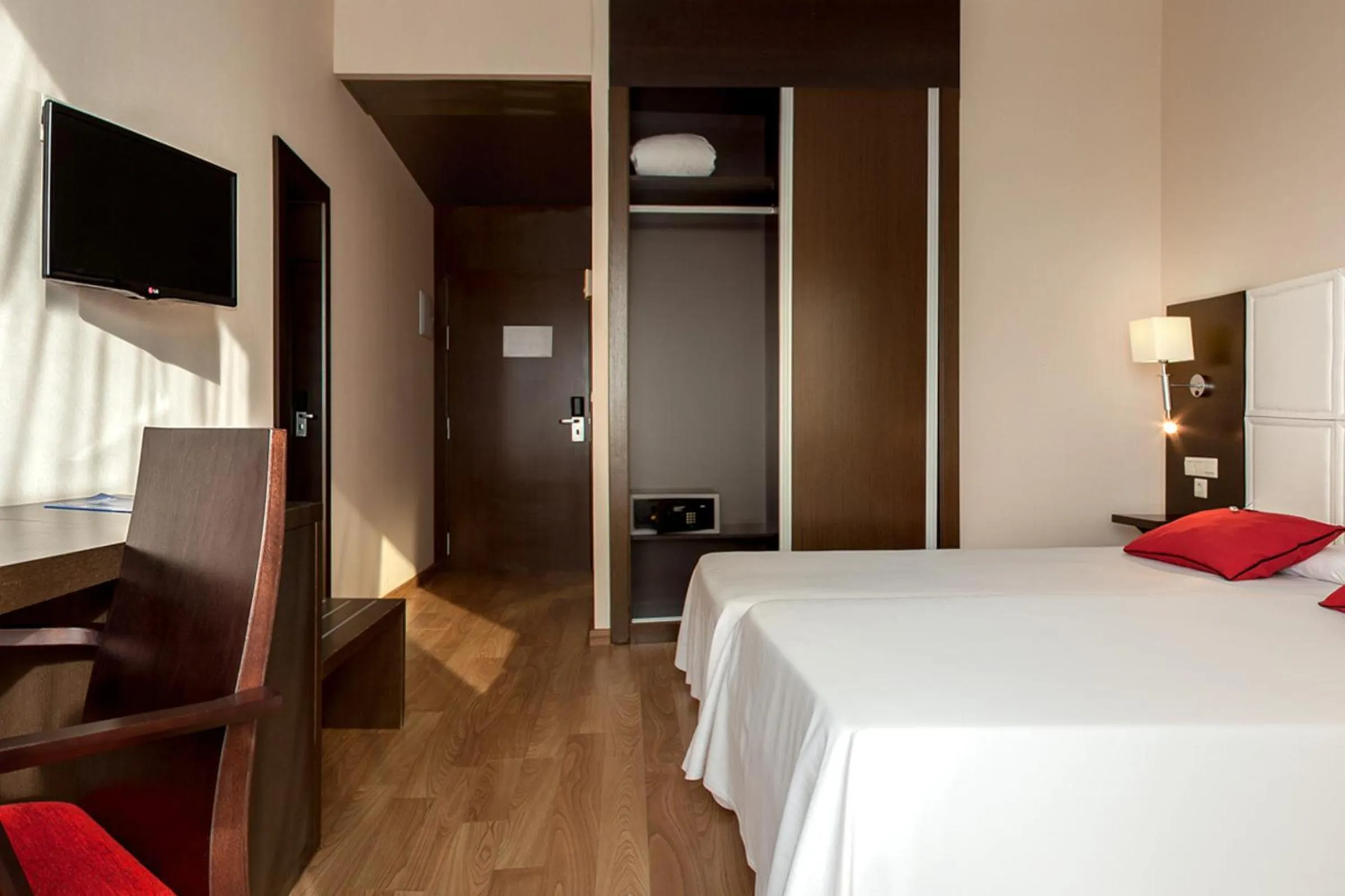 Bedroom, Bed in RH Don Carlos & Spa