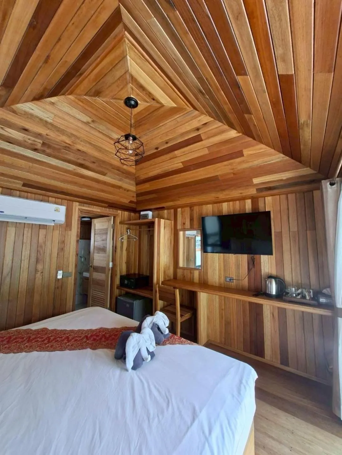 Bed in Chomview Lanta Water Park Resort