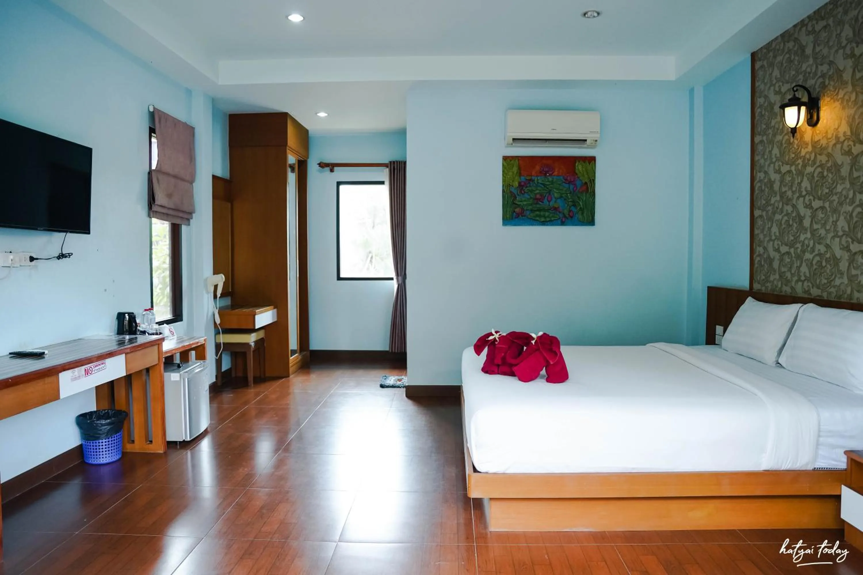 Communal lounge/ TV room, Bed in Chomview Lanta Water Park Resort