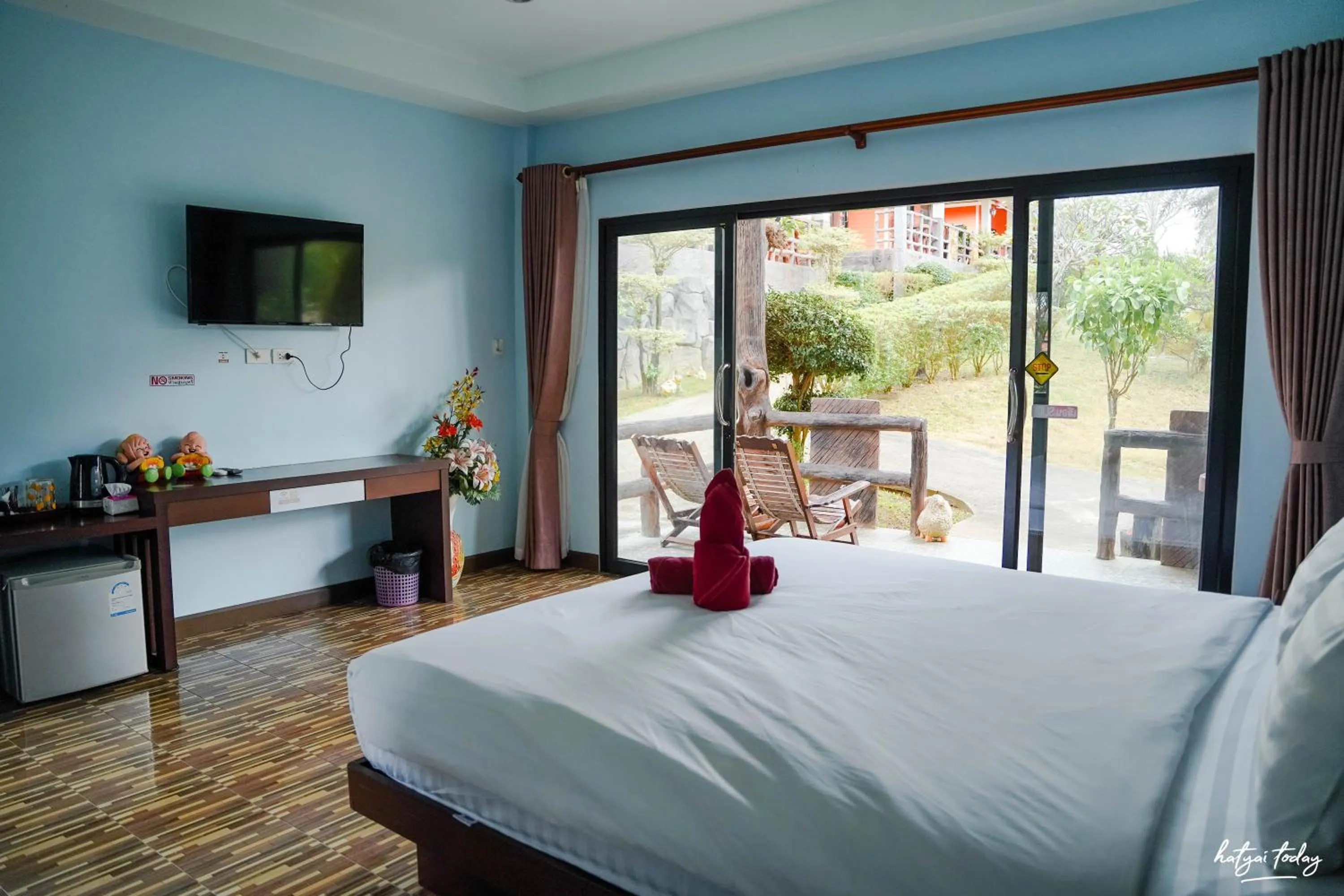 Communal lounge/ TV room, Bed in Chomview Lanta Water Park Resort