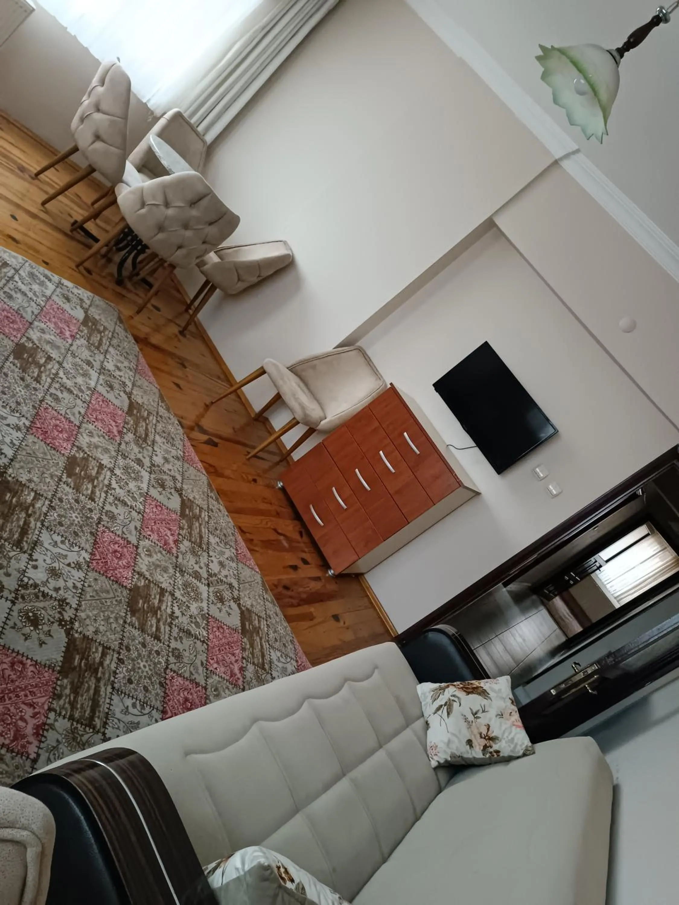 Communal lounge/ TV room in Kule Apart