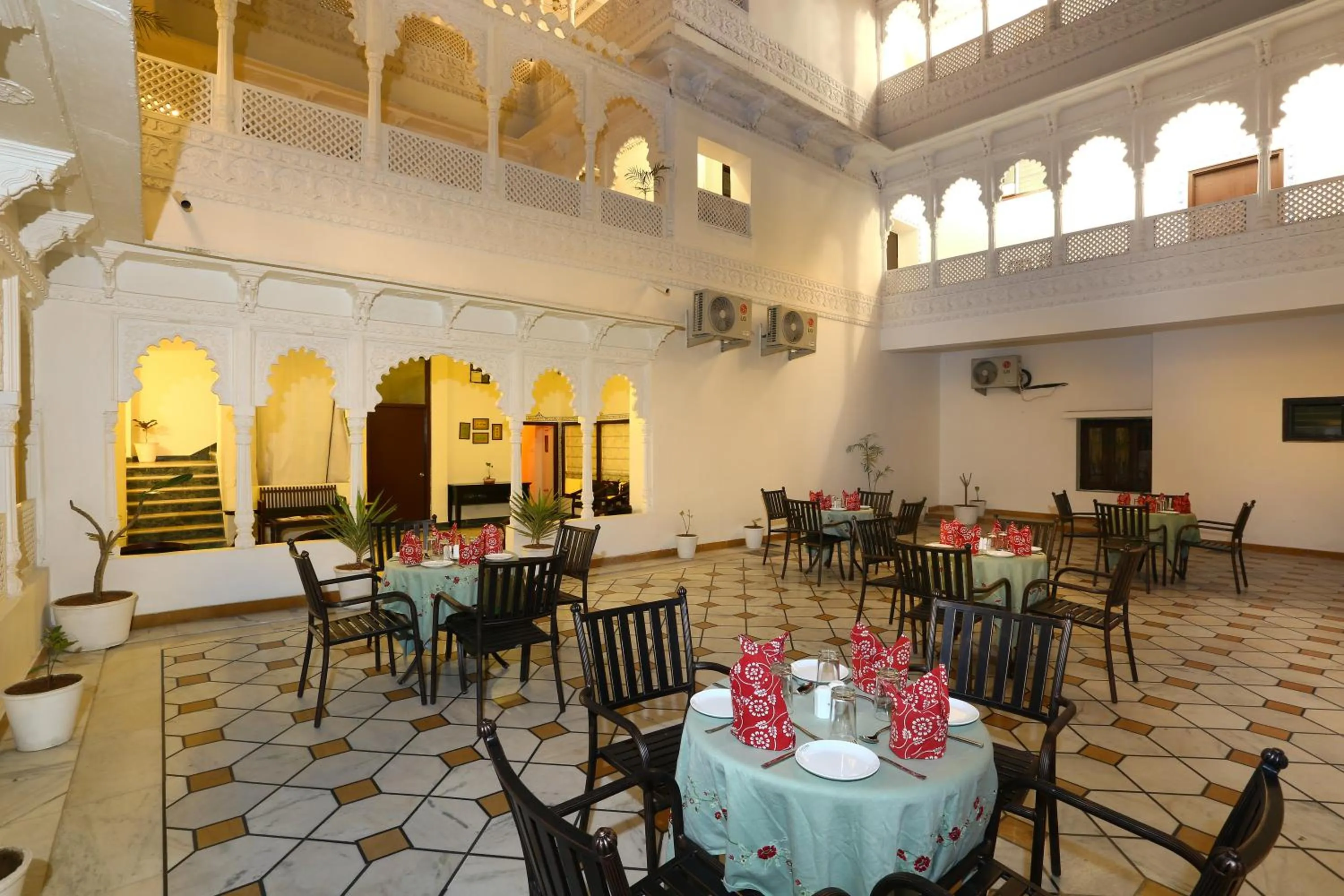 Restaurant/places to eat in The Lavitra Lakeview Hotel