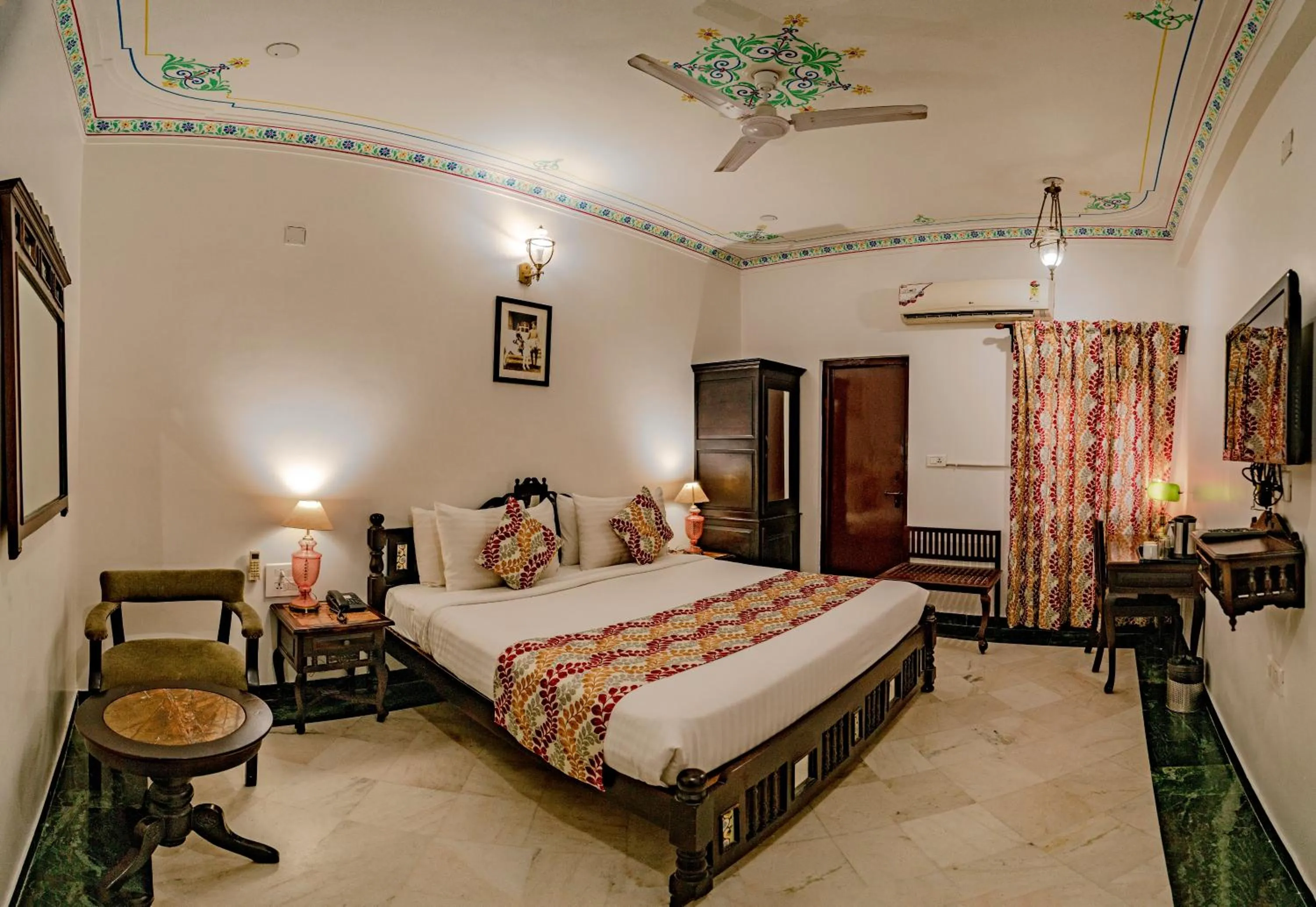 Photo of the whole room in The Lavitra Lakeview Hotel