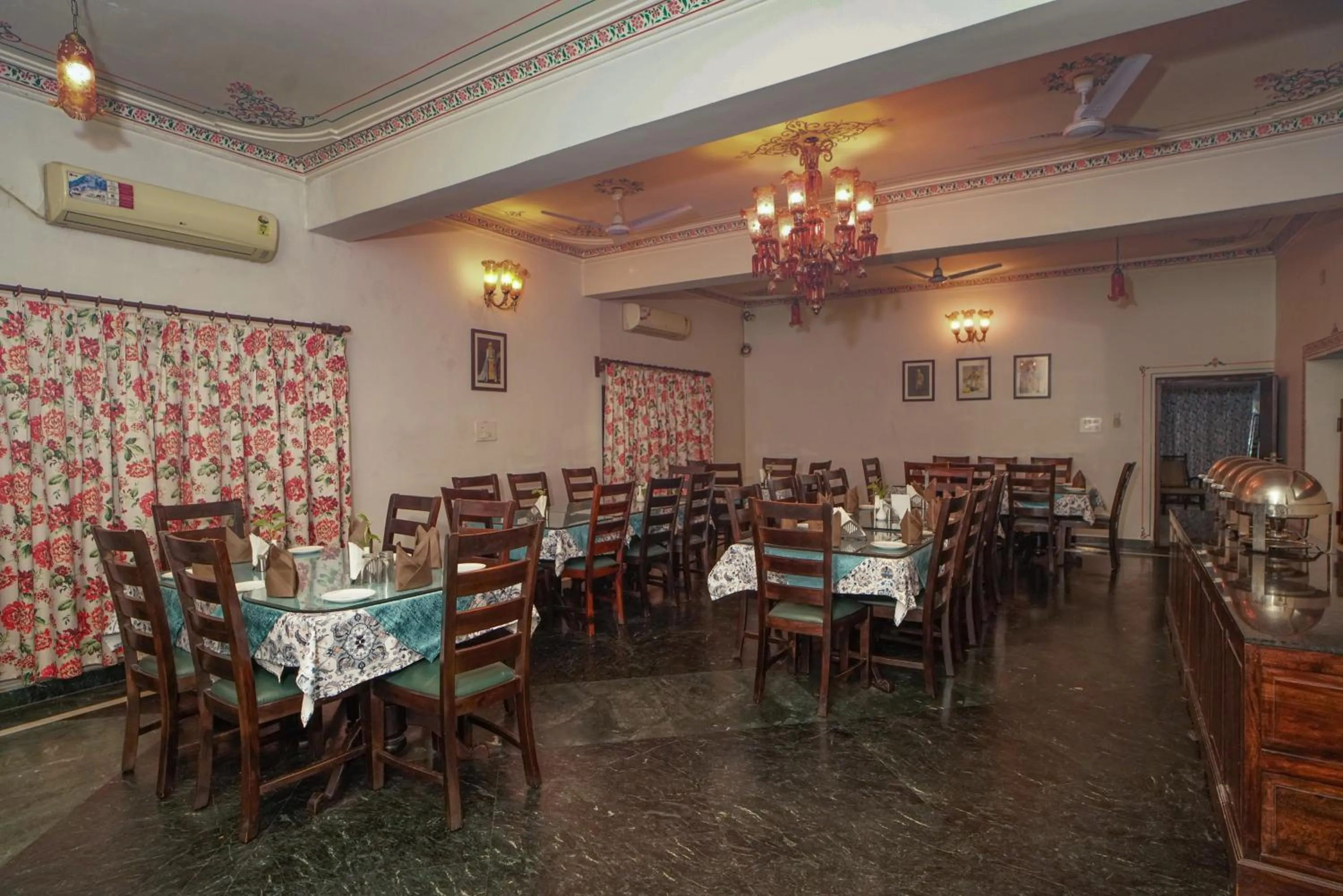 Restaurant/places to eat in The Lavitra Lakeview Hotel