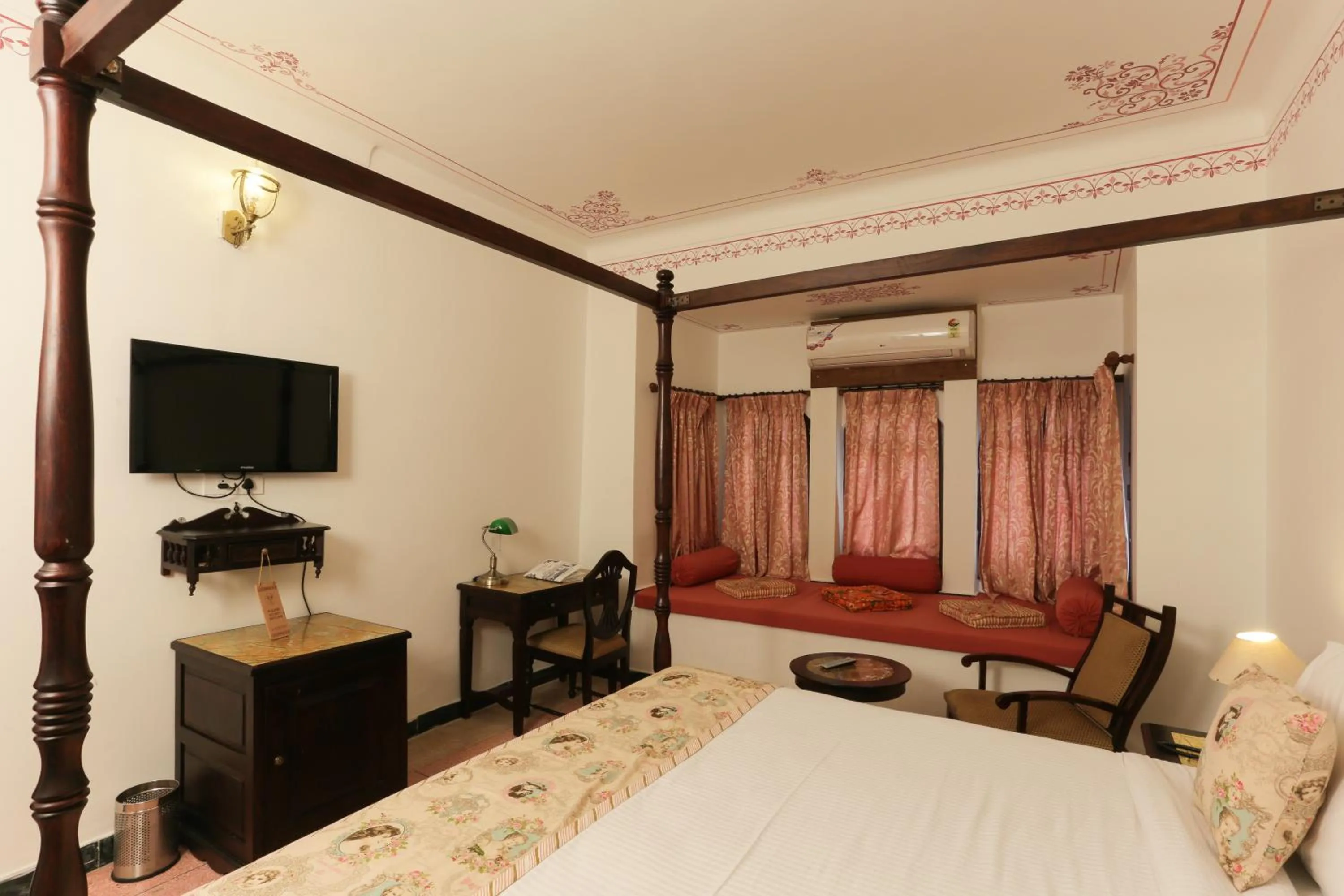 TV and multimedia in The Lavitra Lakeview Hotel