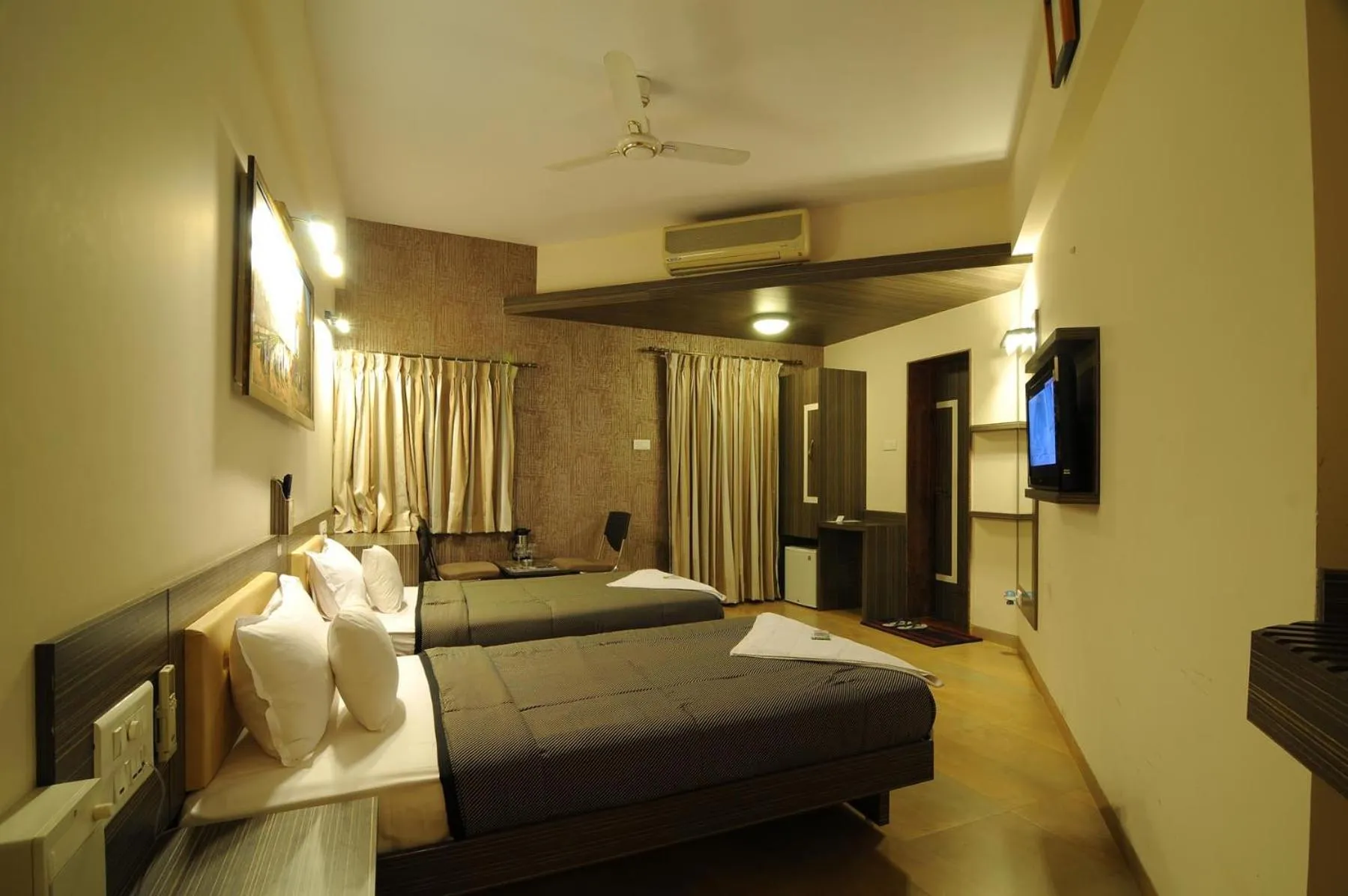 Bed in Panchavati Elite Inn