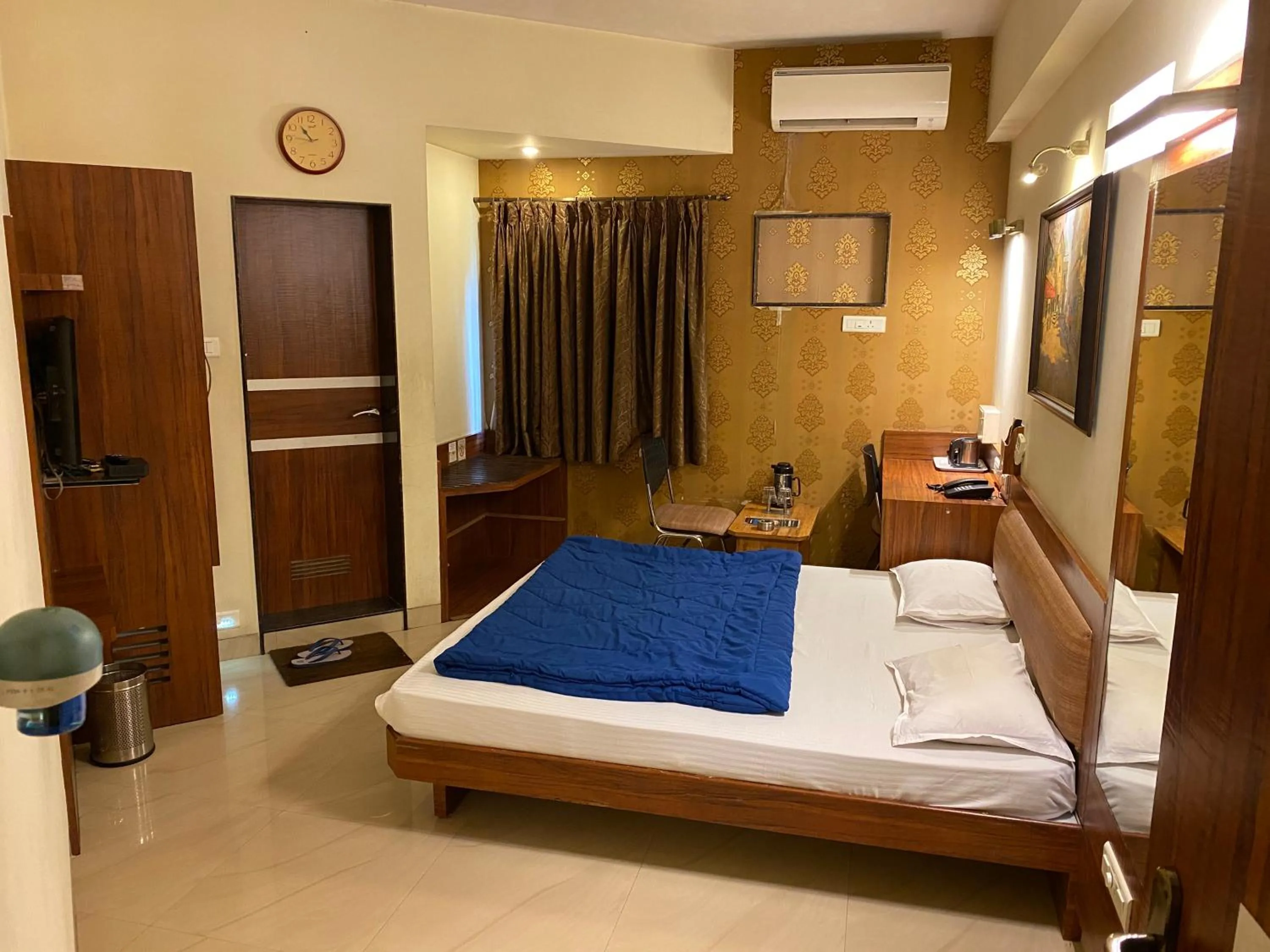 Bed in Panchavati Elite Inn