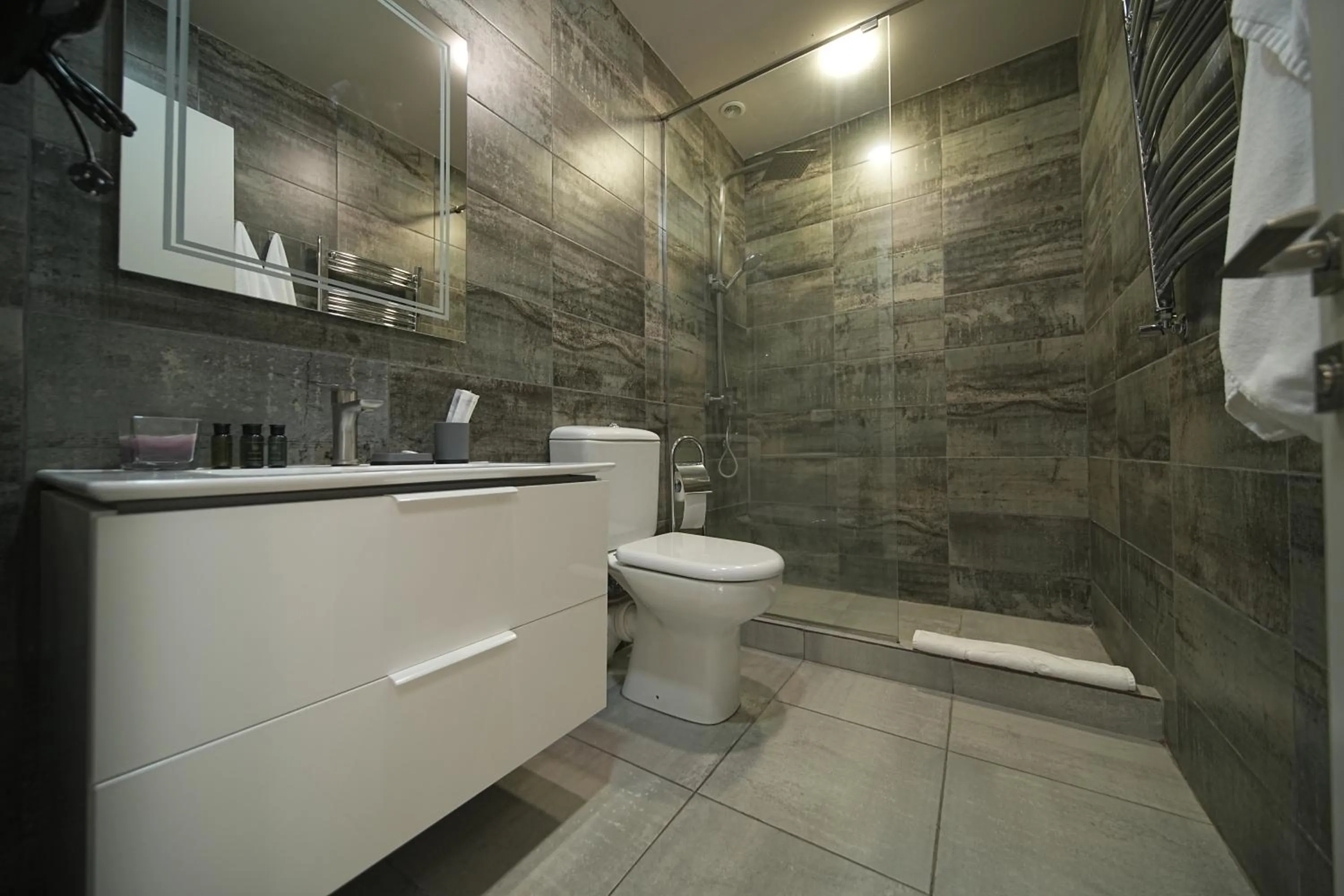 Shower in Sweet Home Deluxe Apart-Hotel