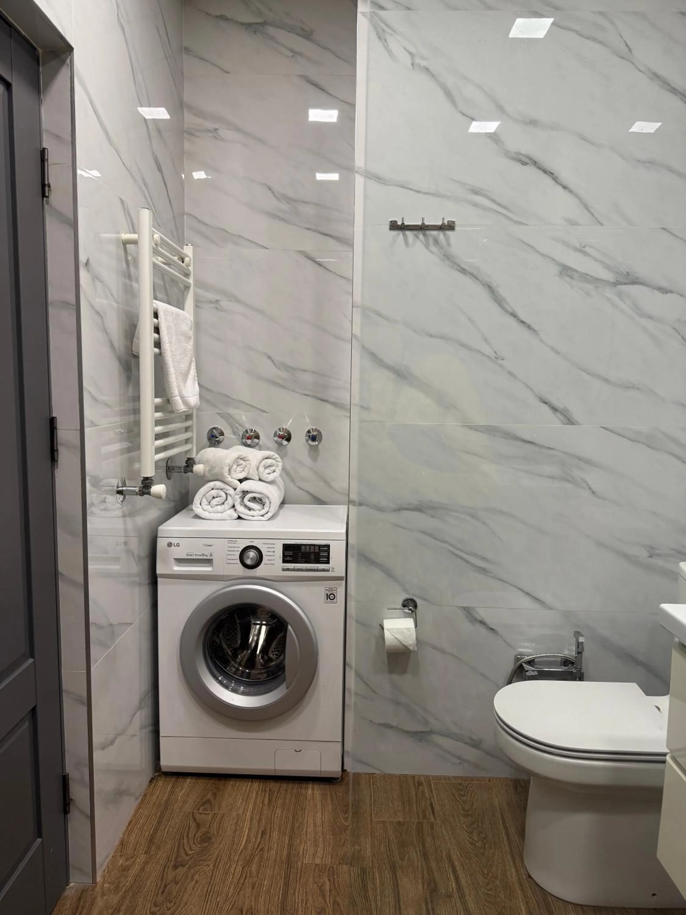 Toilet in Sweet Home Deluxe Apart-Hotel